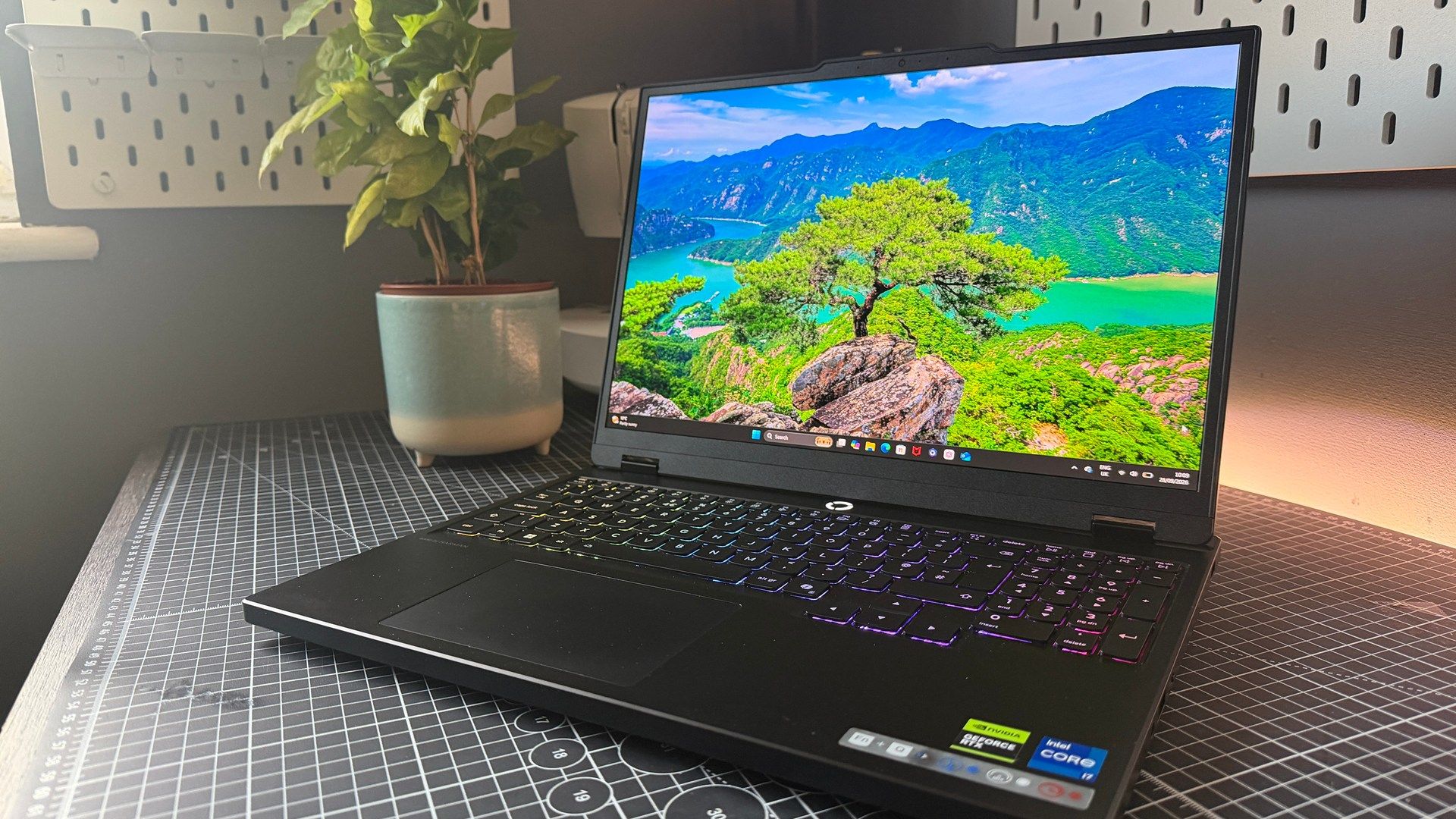 Lenovo Legion 9i Gen 10 vs Legion 5i Gen 10: chọn laptop gaming nào để thay desktop?