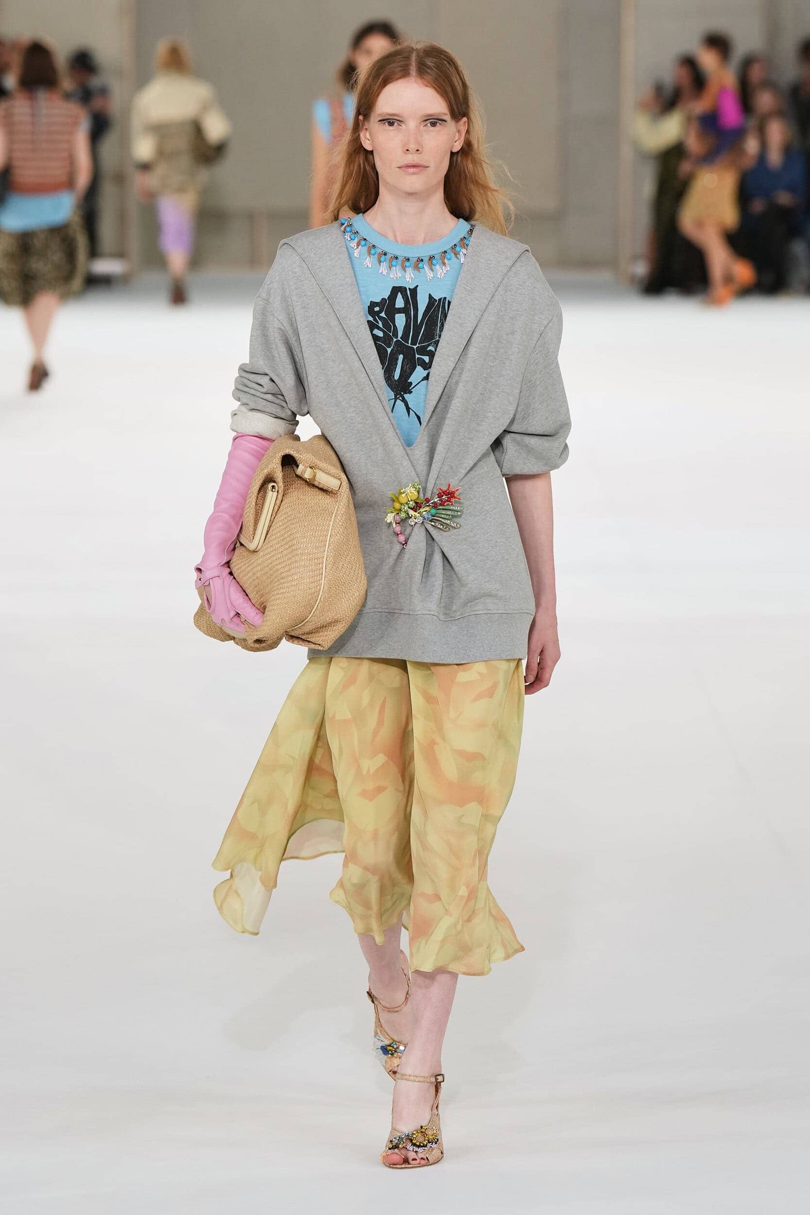 Dries Van Noten dan Victoria Beckham Mendefinisikan Estetika Spring Melalui Kontras dan Inovasi
