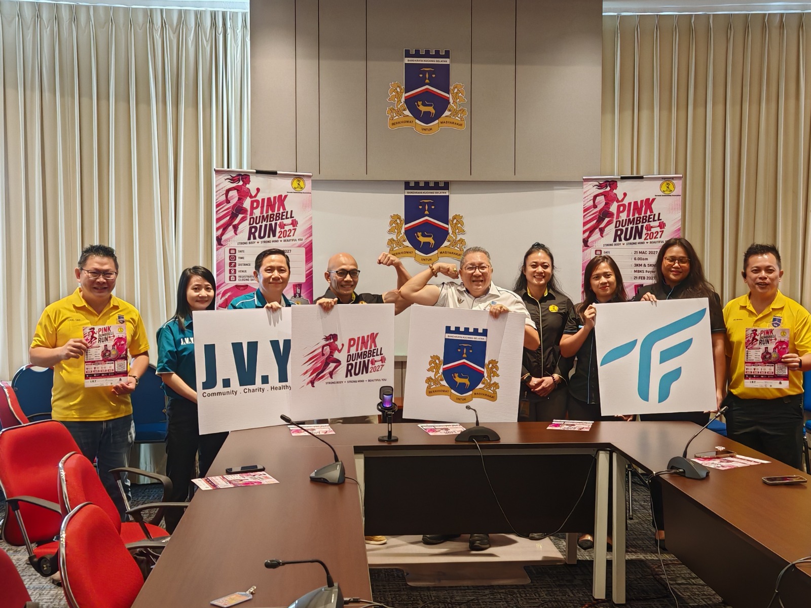 Larian Pink Dumbbell Mengangkat Kecergasan Komuniti dan Atlet Bina Badan