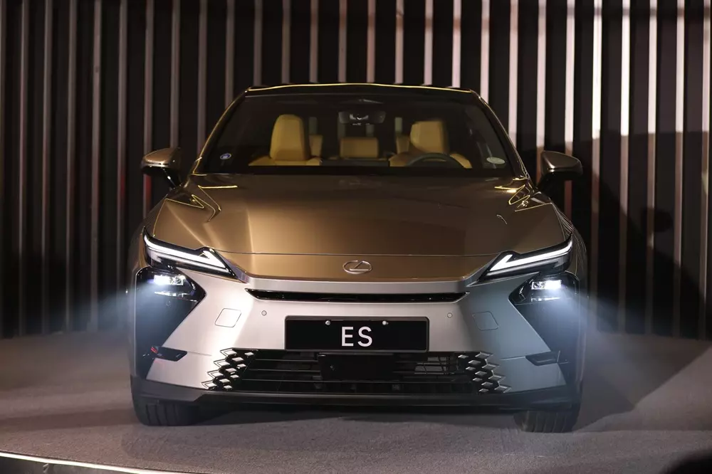 Lexus ES thế hệ mới ra mắt: sedan hybrid và thuần điện giá từ 2,36 tỷ đồng