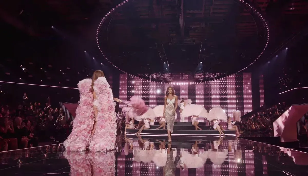 Dari Celine Dion hingga KATSEYE: Selebriti Mengubah Wajah Fashion Week