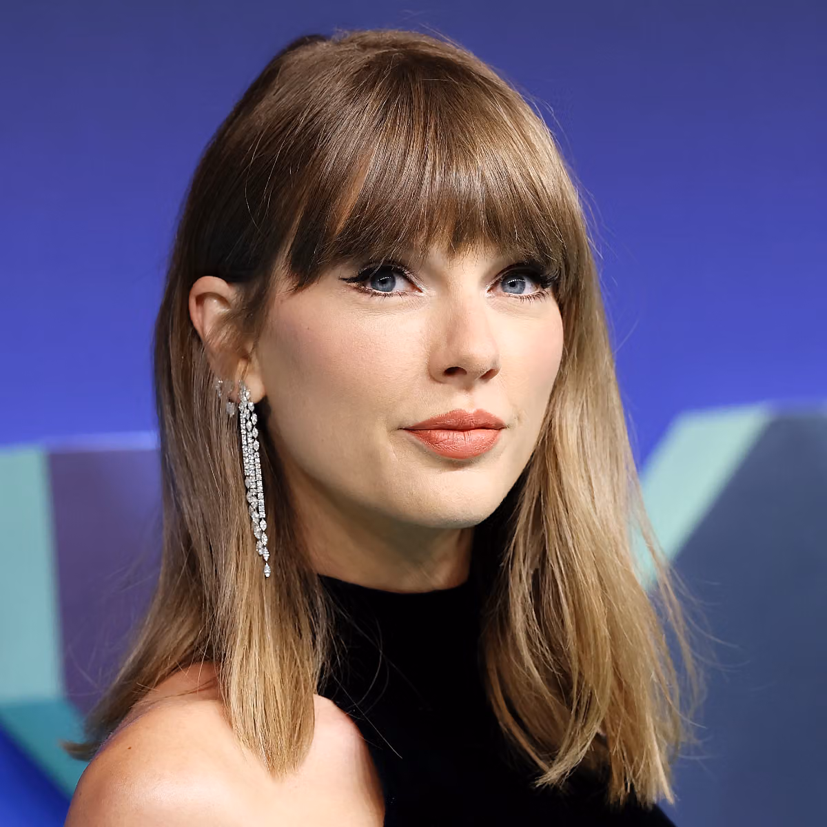 Cách tái hiện eyeliner vintage phong cách Taylor Swift tại VMAs