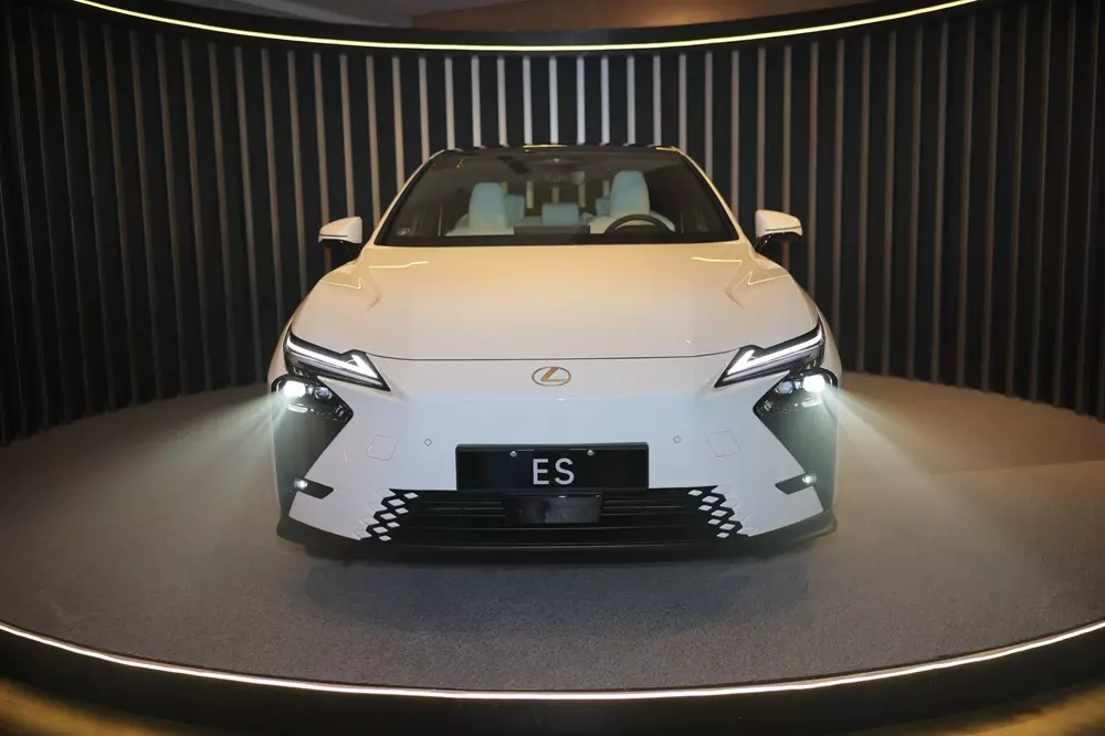 Lexus ES thế hệ mới ra mắt: sedan hybrid và thuần điện giá từ 2,36 tỷ đồng