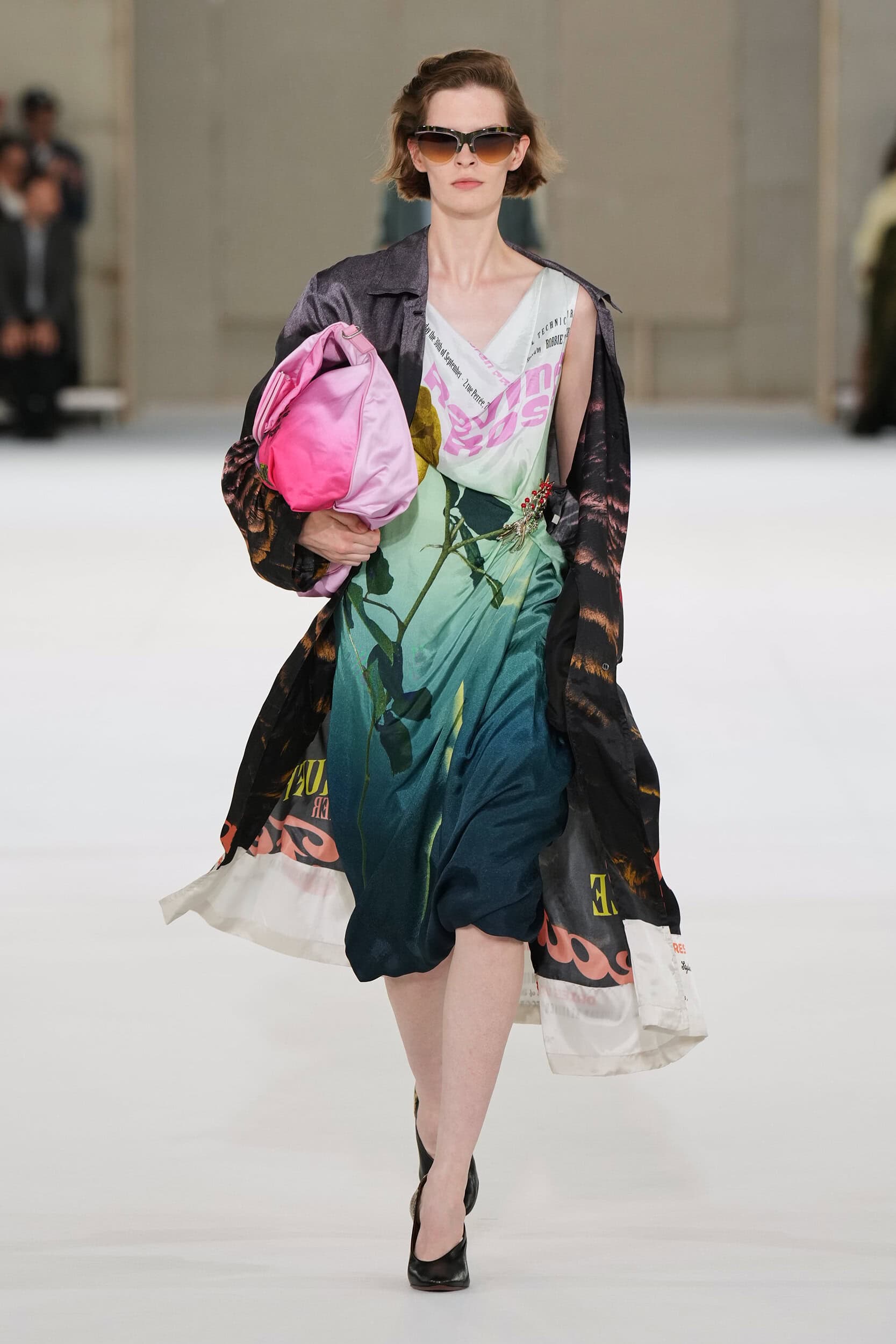 Dries Van Noten dan Victoria Beckham Mendefinisikan Estetika Spring Melalui Kontras dan Inovasi
