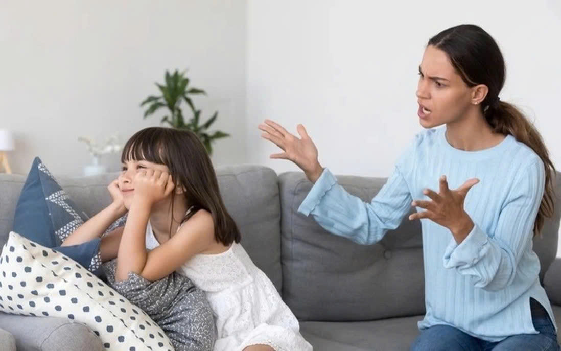 Những dấu hiệu con bị cuốn vào nhóm độc hại trên mạng và cách cha mẹ can thiệp