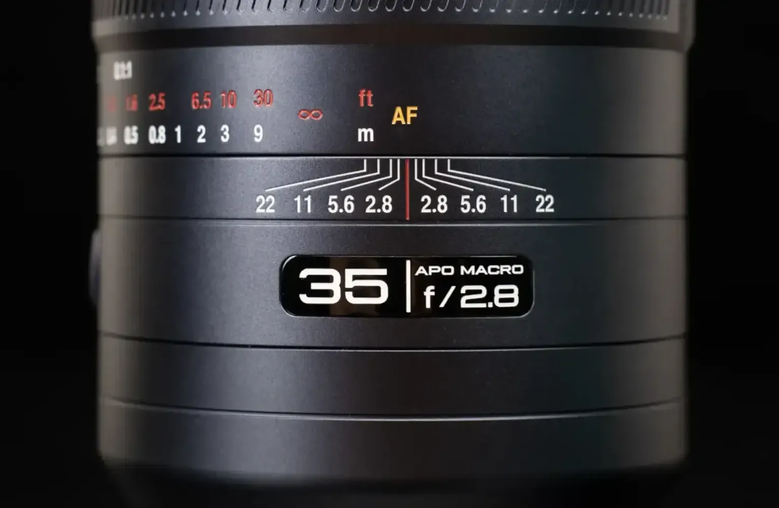 Laowa ACRIS 35mm f/2.8: Ống kính macro 35mm tự động đầu tiên