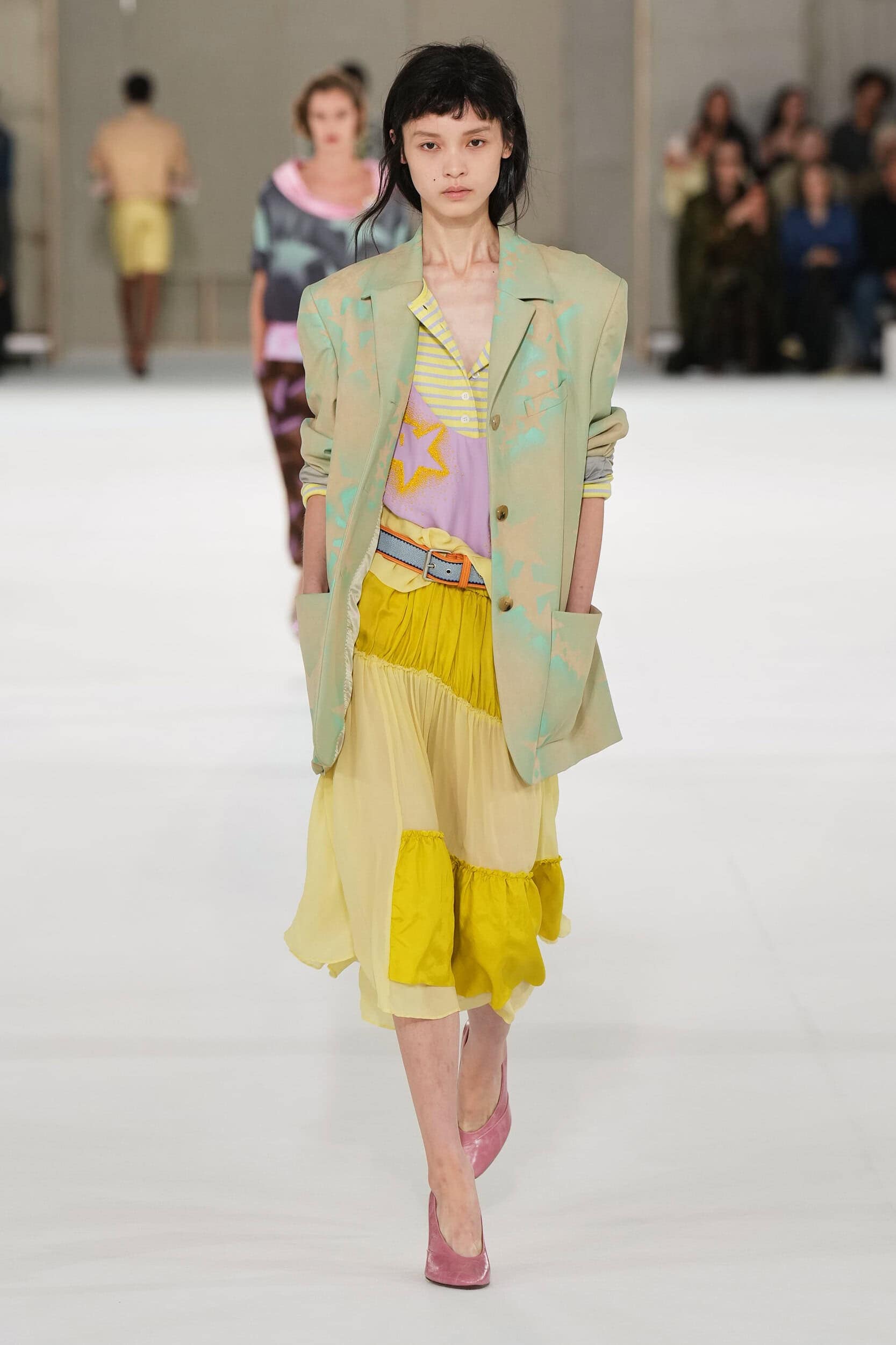 Dries Van Noten dan Victoria Beckham Mendefinisikan Estetika Spring Melalui Kontras dan Inovasi