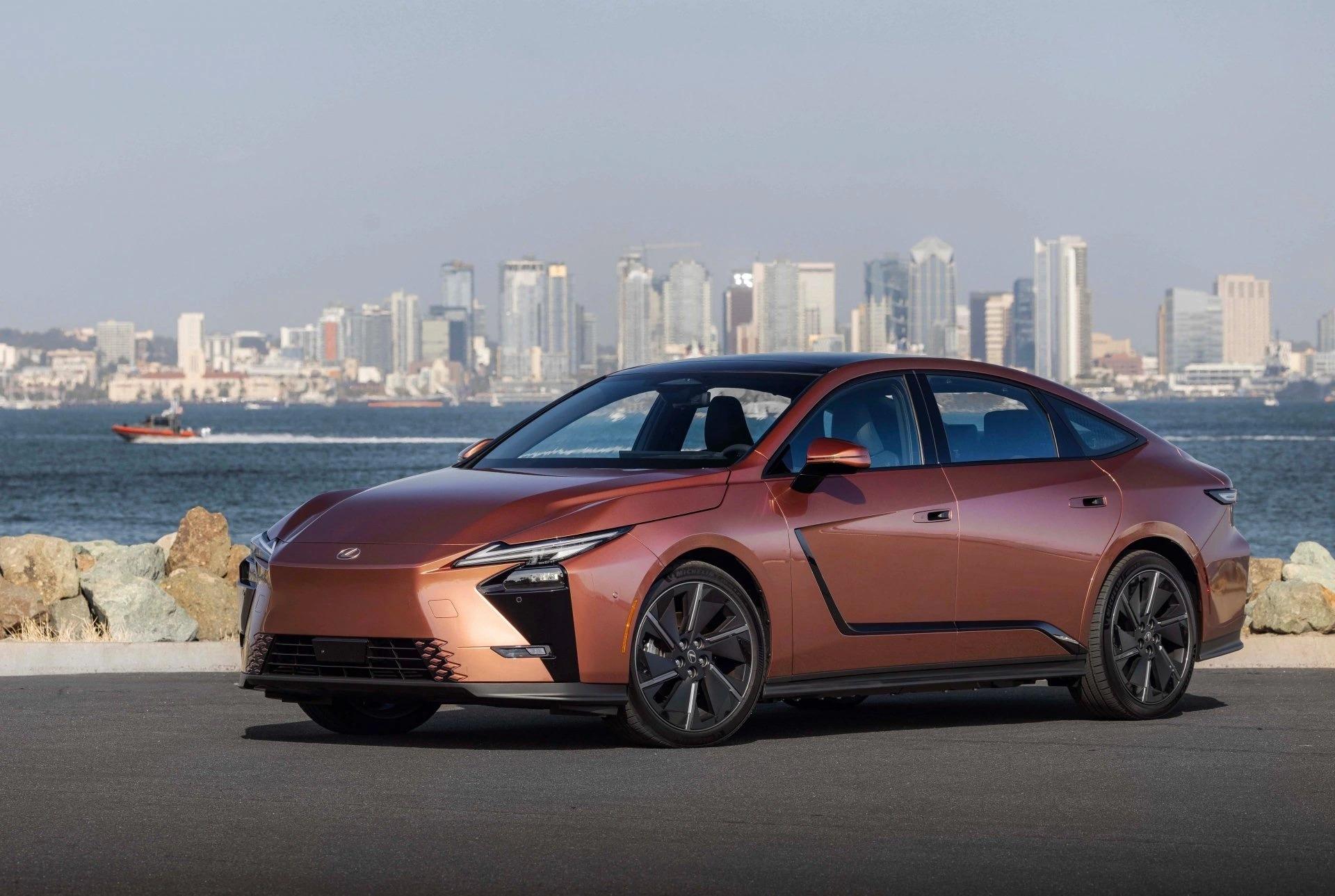 Lexus ES 500e: sedan điện hạng sang 2 mô-tơ gần 3 tỷ