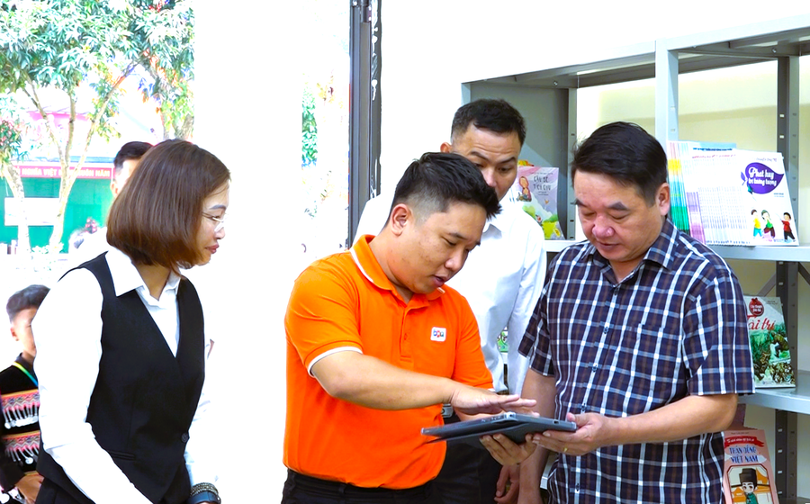Thư viện số và sách giáo khoa đến tay học sinh vùng biên