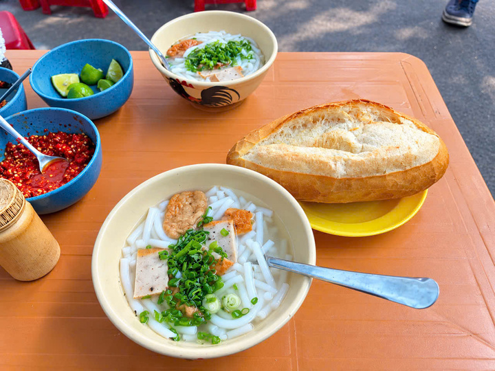 Tô bánh canh 8.000 đồng ở Nha Trang: bán lỗ để giữ ký ức