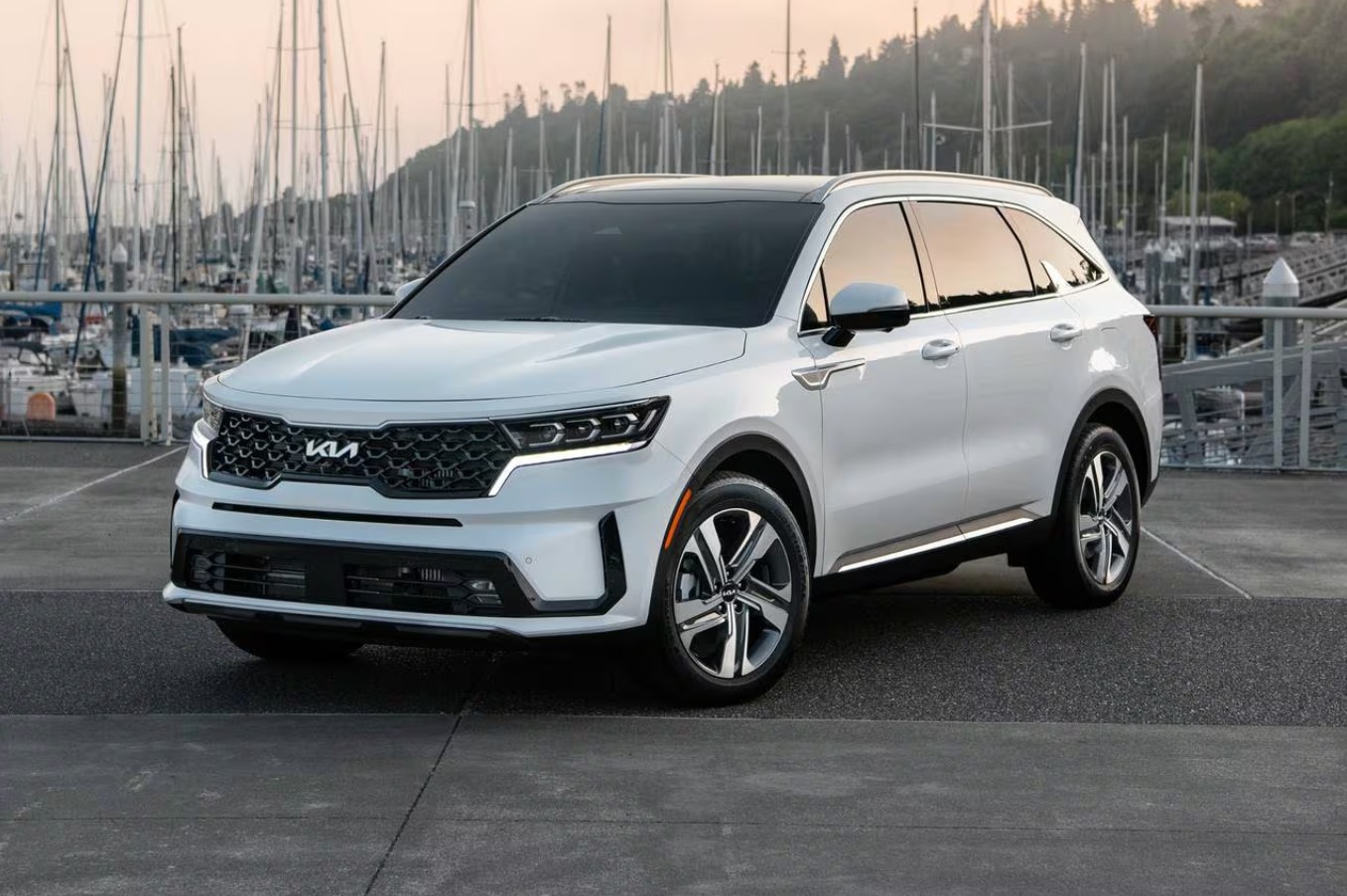 Kia Sorento 3 hàng ghế: SUV 7 chỗ giá cạnh tranh có đủ sức đấu CX-8 và Fortuner?