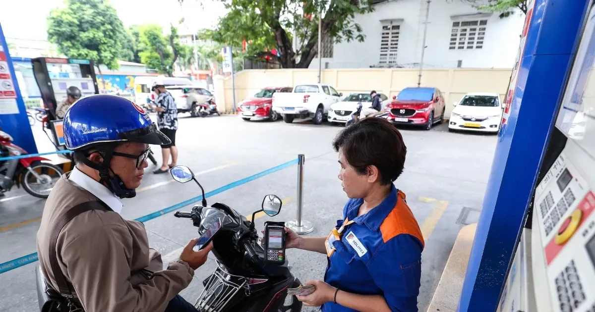 Kéo dài ưu đãi thuế xăng dầu đến cuối 2026: Lợi bao nhiêu, rủi ro gì?