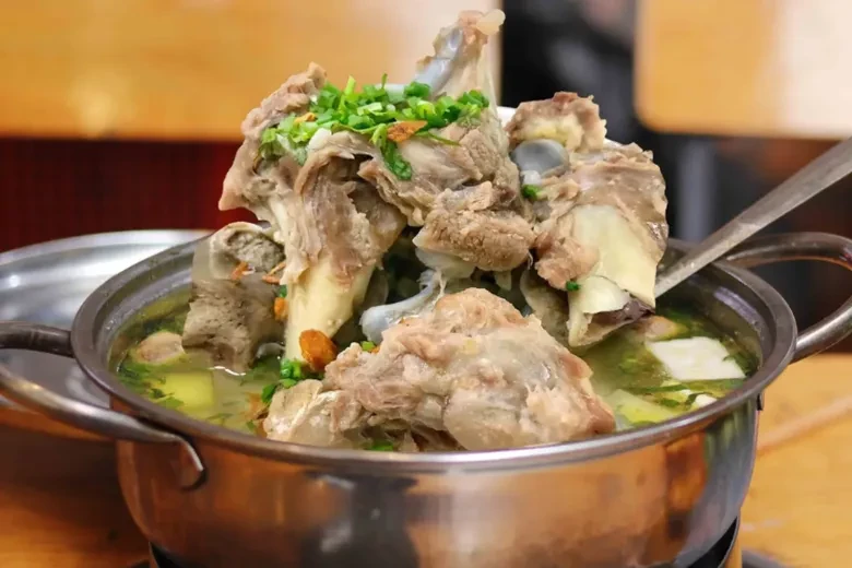 Xương bò hầm: Đặc sản hồi sinh và những ai nên hạn chế