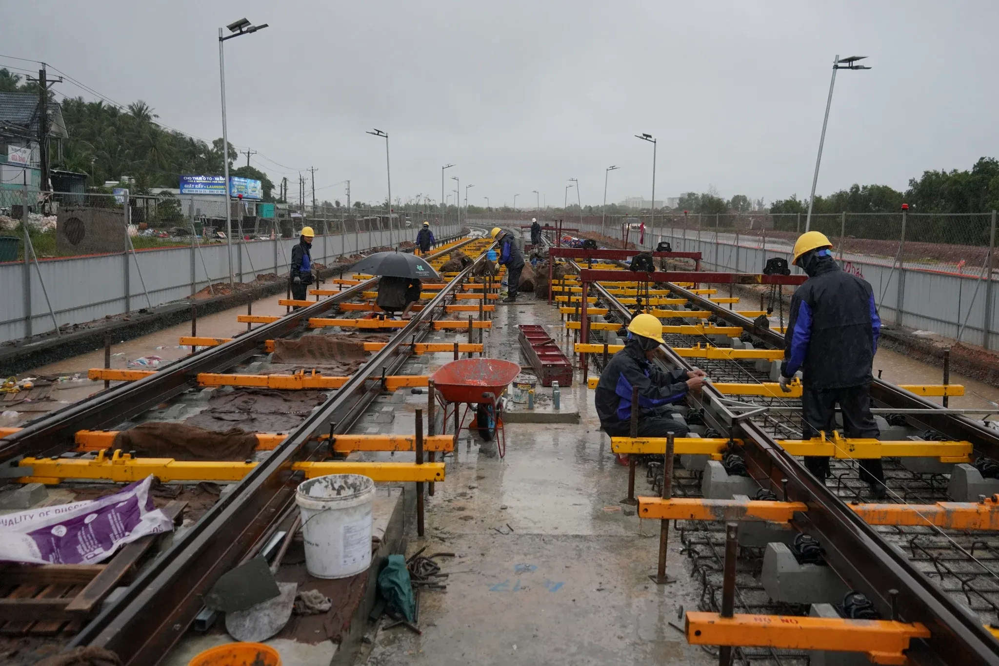 Công nhân LRT Phú Quốc đội mưa bám tiến độ trước APEC