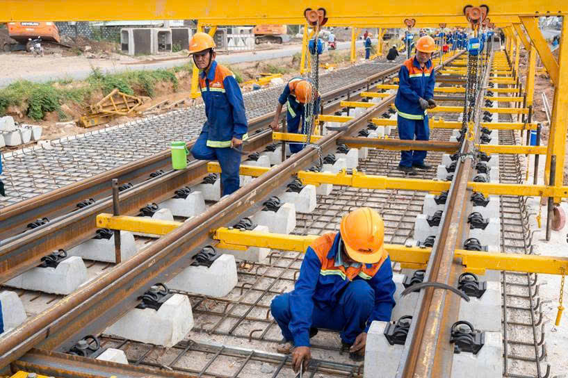 Hàng trăm công nhân làm việc xuyên đêm để kịp tiến độ Trung tâm Hội nghị APEC Phú Quốc