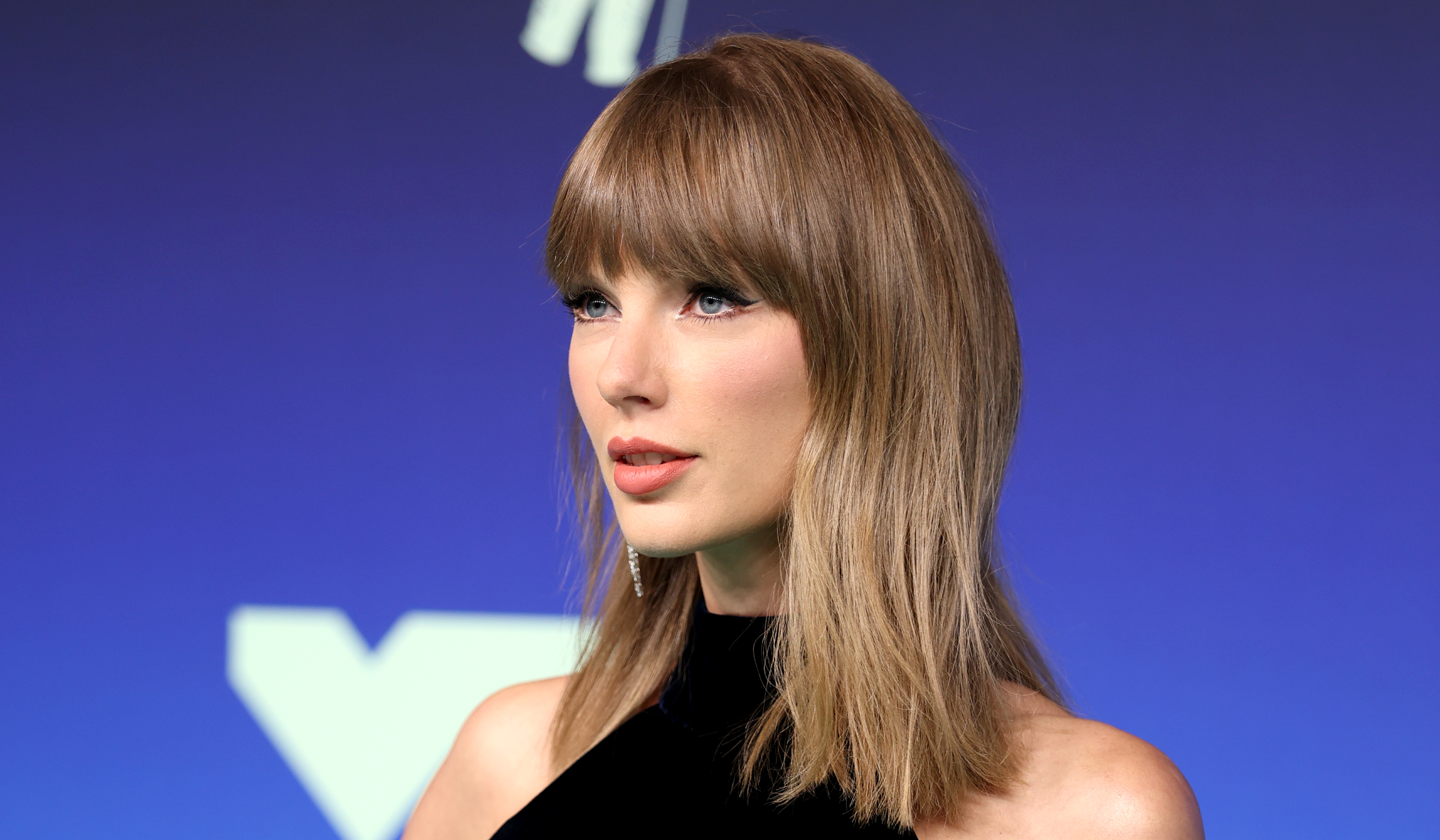 Cách tái hiện eyeliner vintage phong cách Taylor Swift tại VMAs