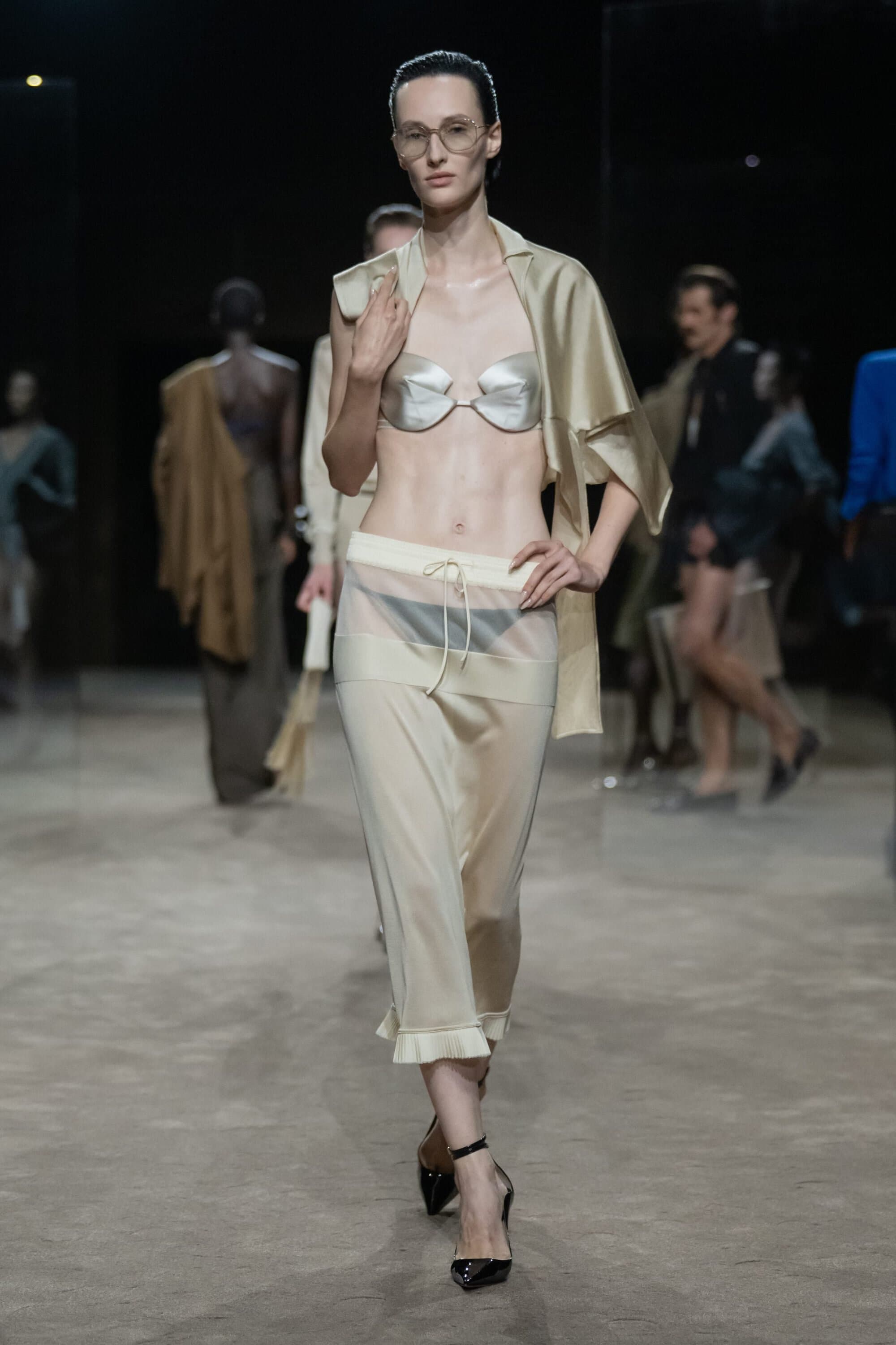 Tom Ford, Courrèges dan Chloé: Musim Spring yang Minimalis Namun Penuh Cerita