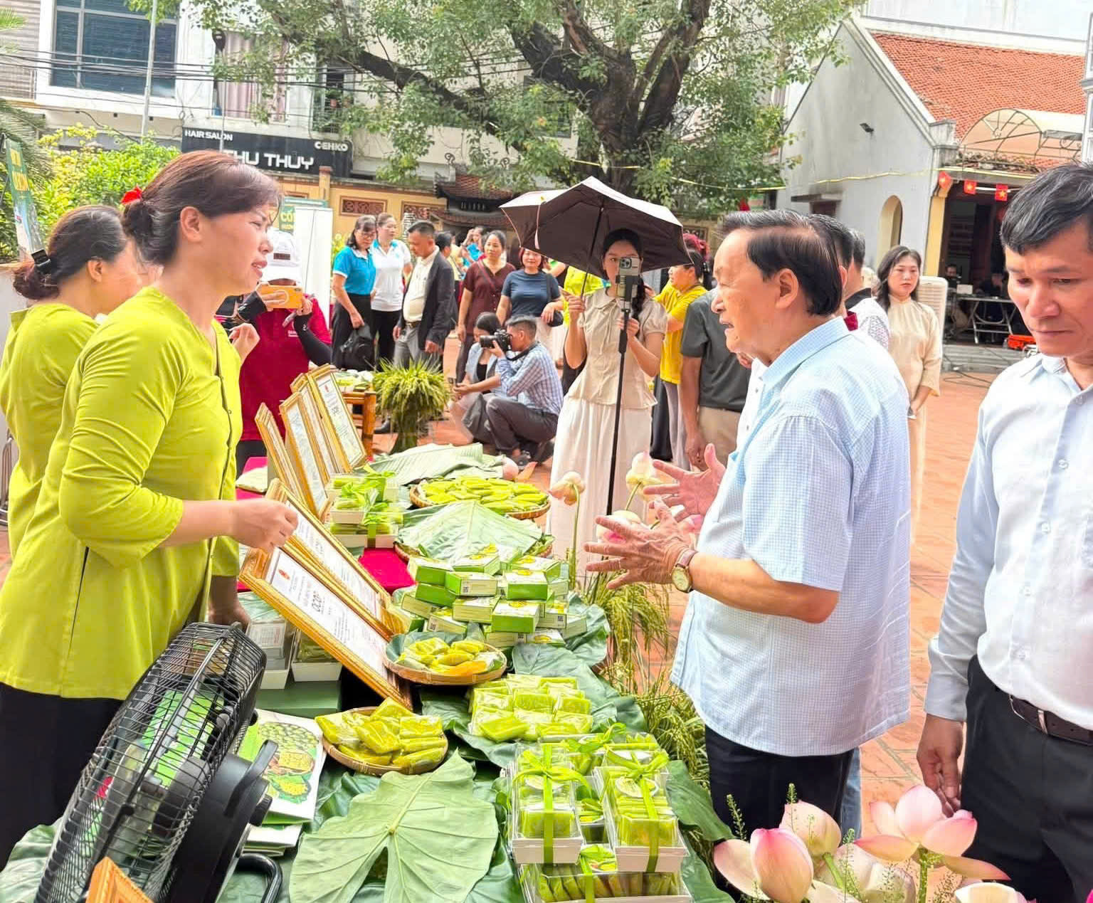 Từ bánh tráng đến nem chua: Gia đình giữ lửa ẩm thực đường phố