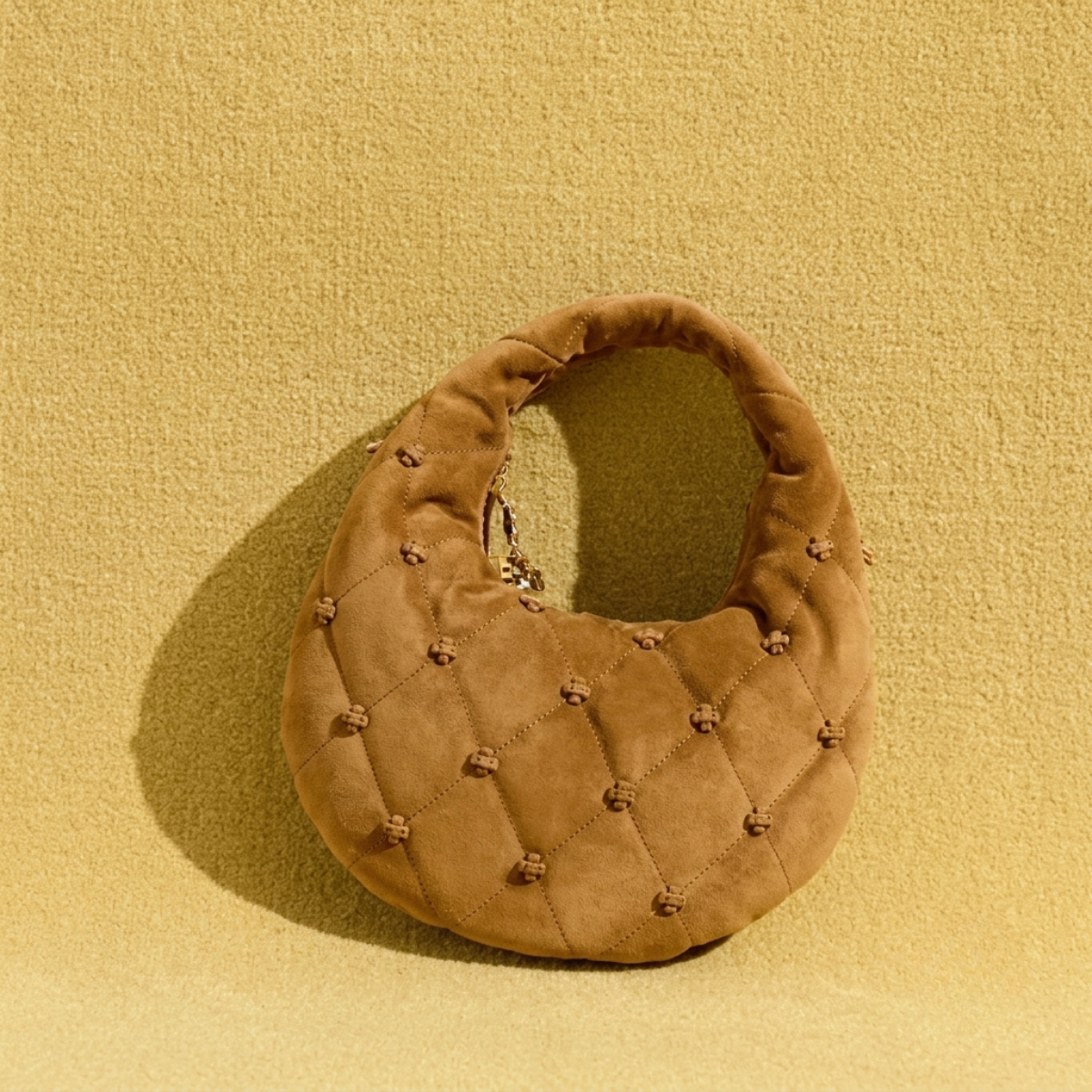 Tory Burch Bunny Knot: Từ ký ức Antigua đến chuẩn mực thủ công xa xỉ
