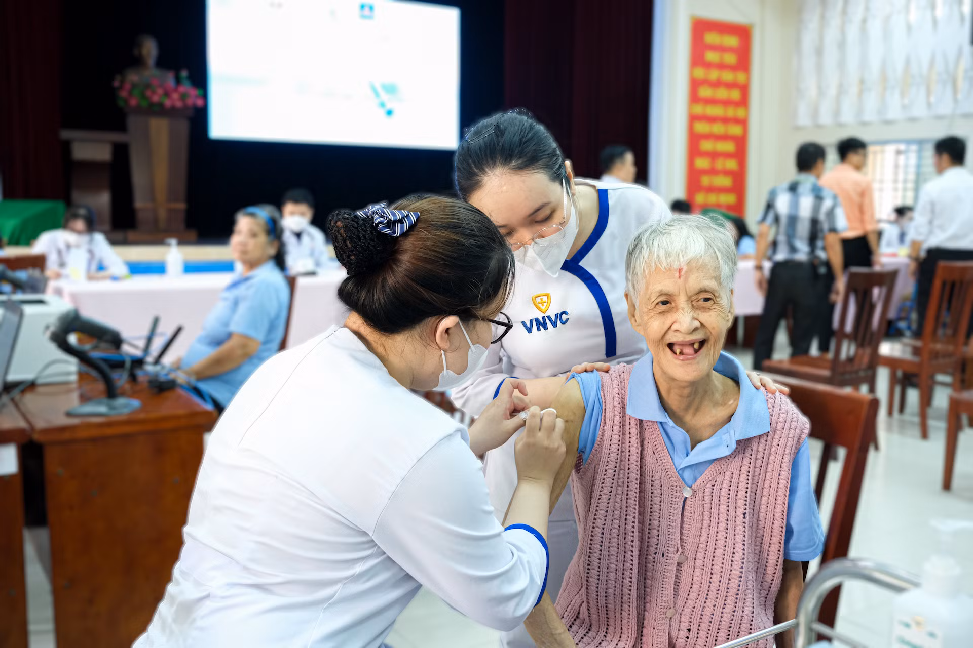 Tiêm chủng suốt vòng đời: tấm lá chắn cho người cao tuổi