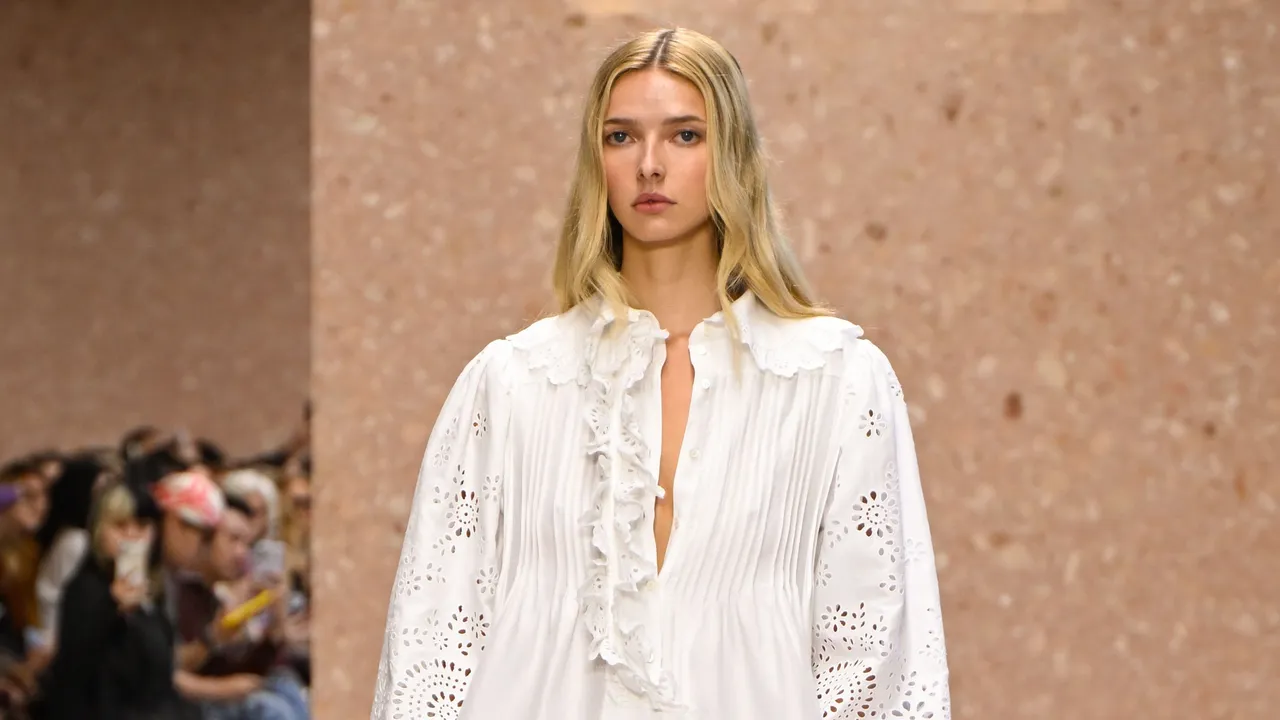 Chloé Xuân Hè: Khi Paris Fashion Week hóa điểm hẹn biểu tượng