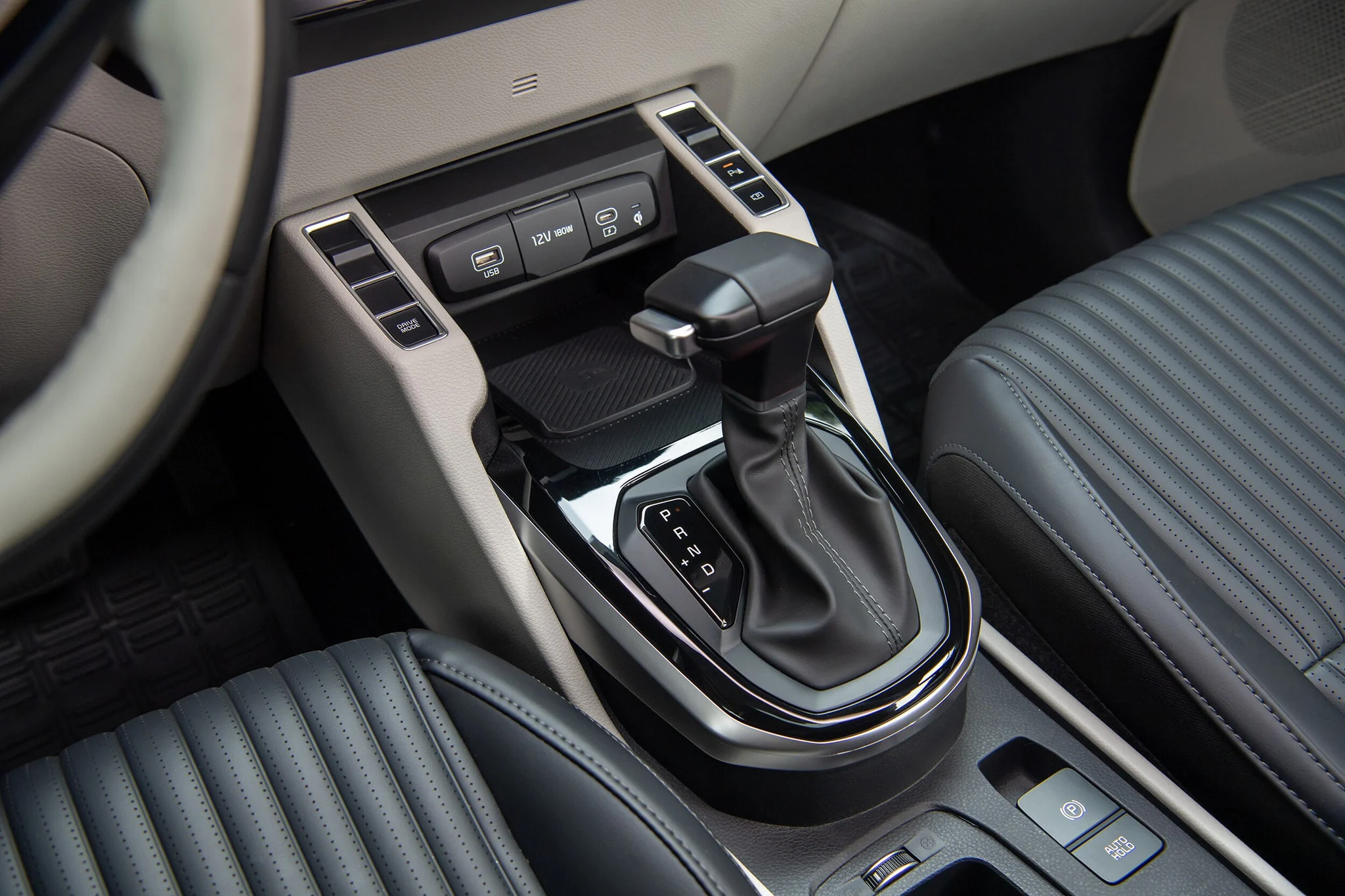 Kia Carens Clavis: MPV 7 chỗ kiểu SUV, đấu Xpander và Innova Cross