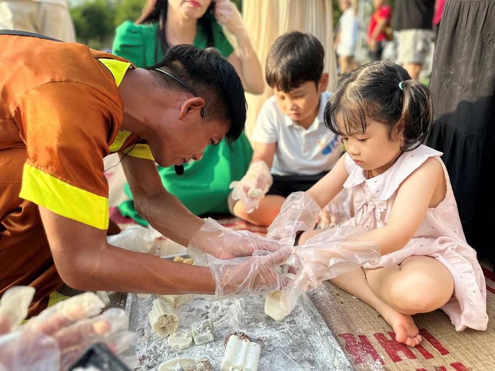 Trẻ em nặn bánh và làm đèn ông sao Trung thu tại nhà