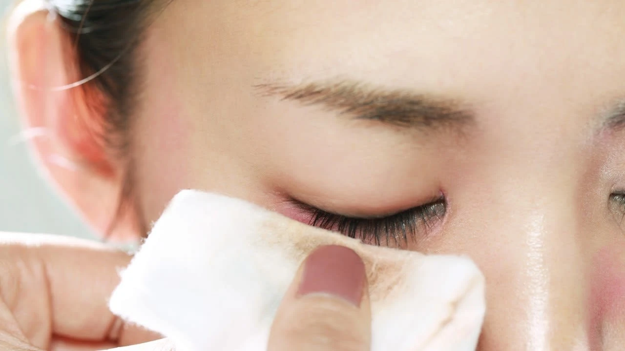 Lông mi khỏe mạnh tự nhiên: từ thói quen đến mascara