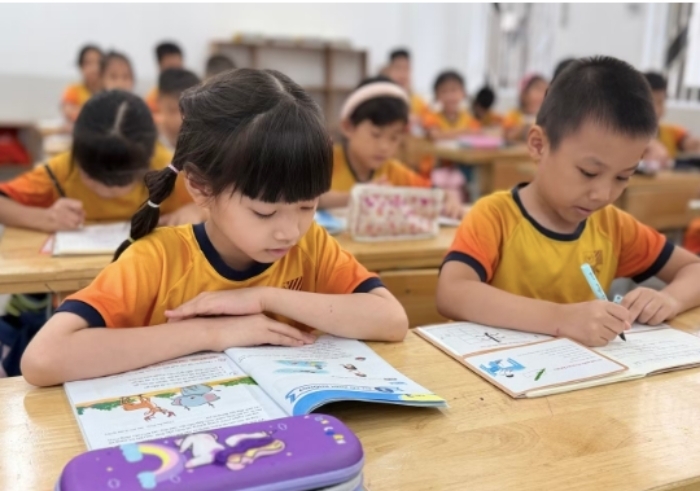 Áp lực bài tập buổi tối lớp 1: Căng thẳng từ bàn học lan sang bàn ăn