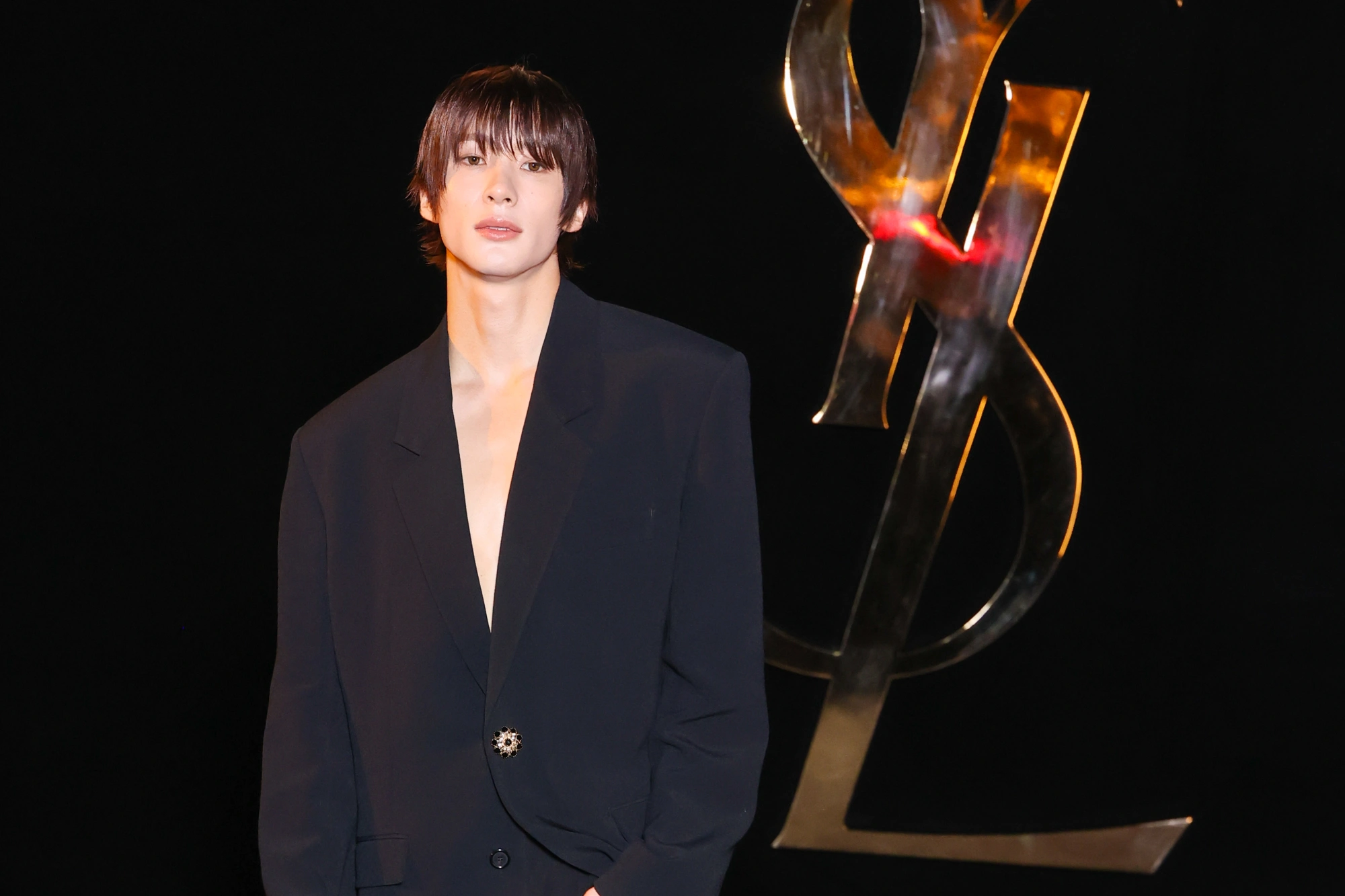 Saint Laurent và cú “lật bàn” menswear từ hàng ghế K-pop