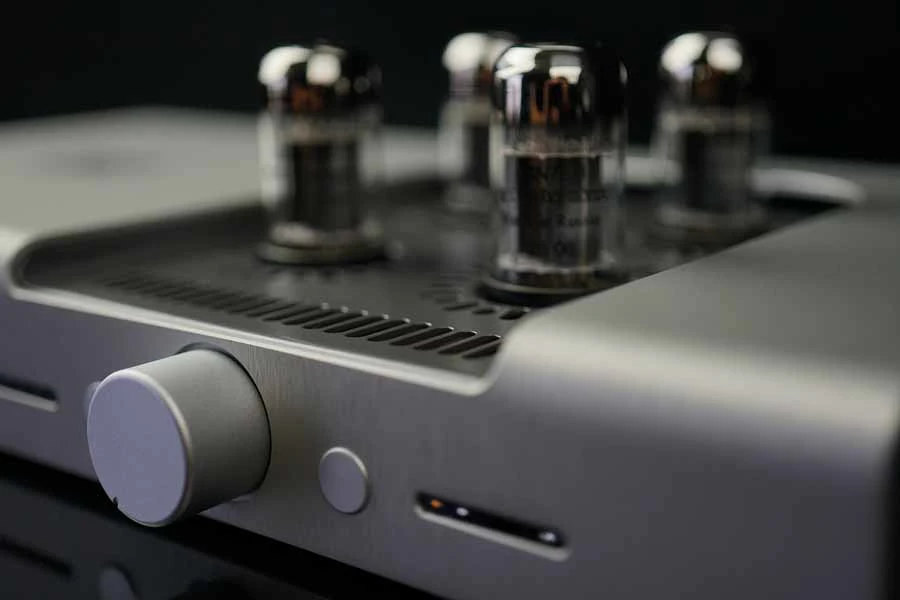 Ampli tách riêng vs ampli tích hợp: Đâu là con đường Hi‑Fi hợp lý hơn?