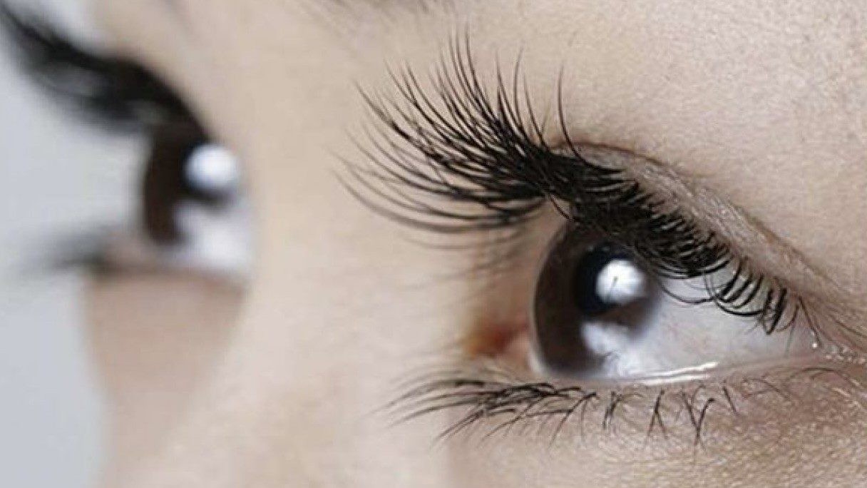 Lông mi khỏe mạnh tự nhiên: từ thói quen đến mascara