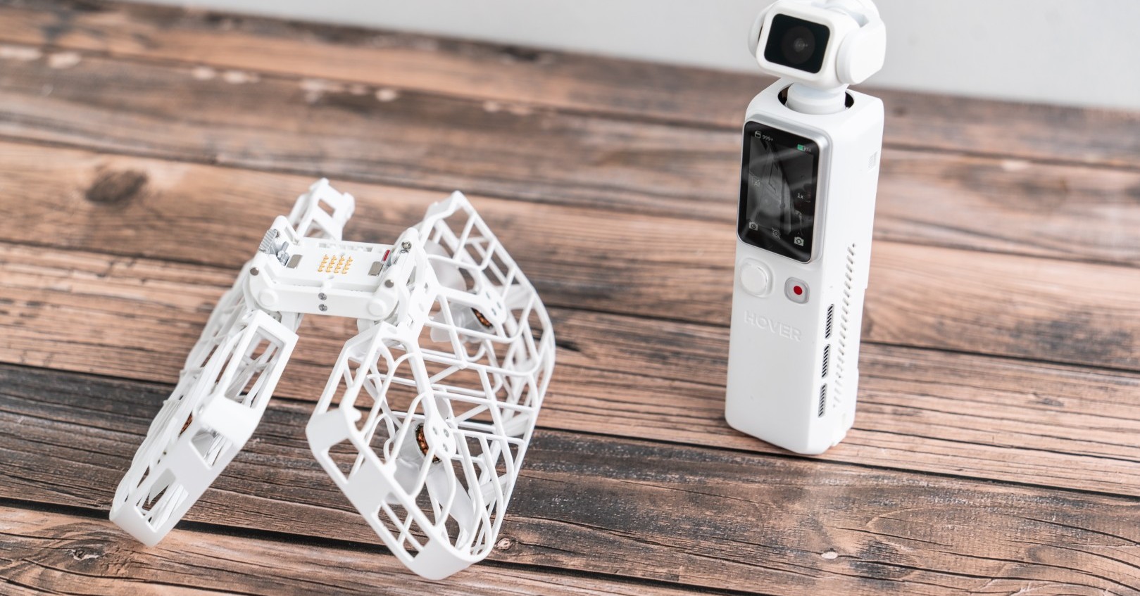 DJI Osmo Pocket 4P vs HOVERAir VERSA: nên chọn gimbal camera 2-in-1 hay máy quay cầm tay?