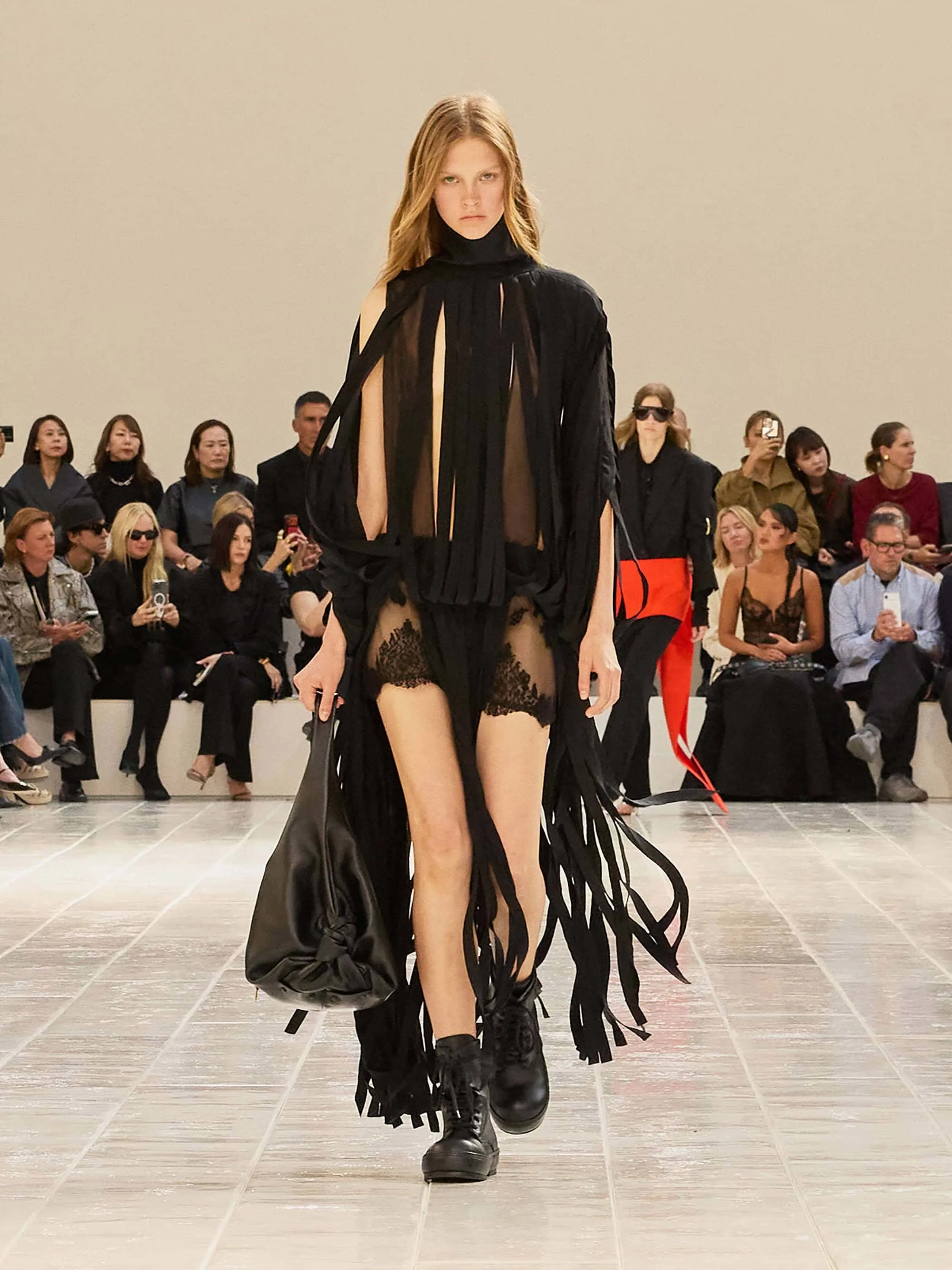 Courrèges, Chloé, Balenciaga, Khaite: Bốn lăng kính cho thời trang Xuân 2027