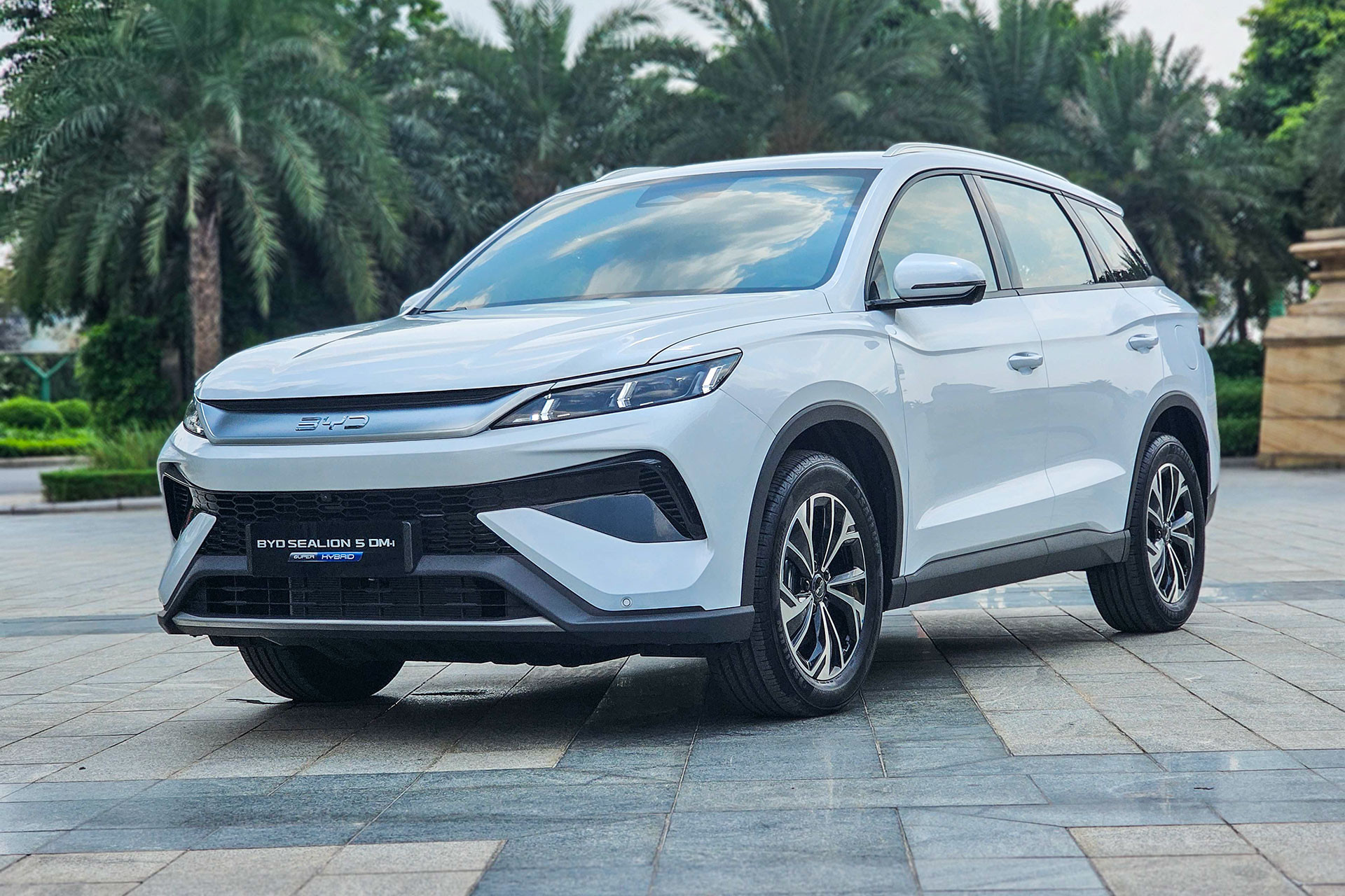 BYD Sealion 5 DM-i vs Omoda C5 SHS-H: chọn SUV hybrid 600-750 triệu nào?