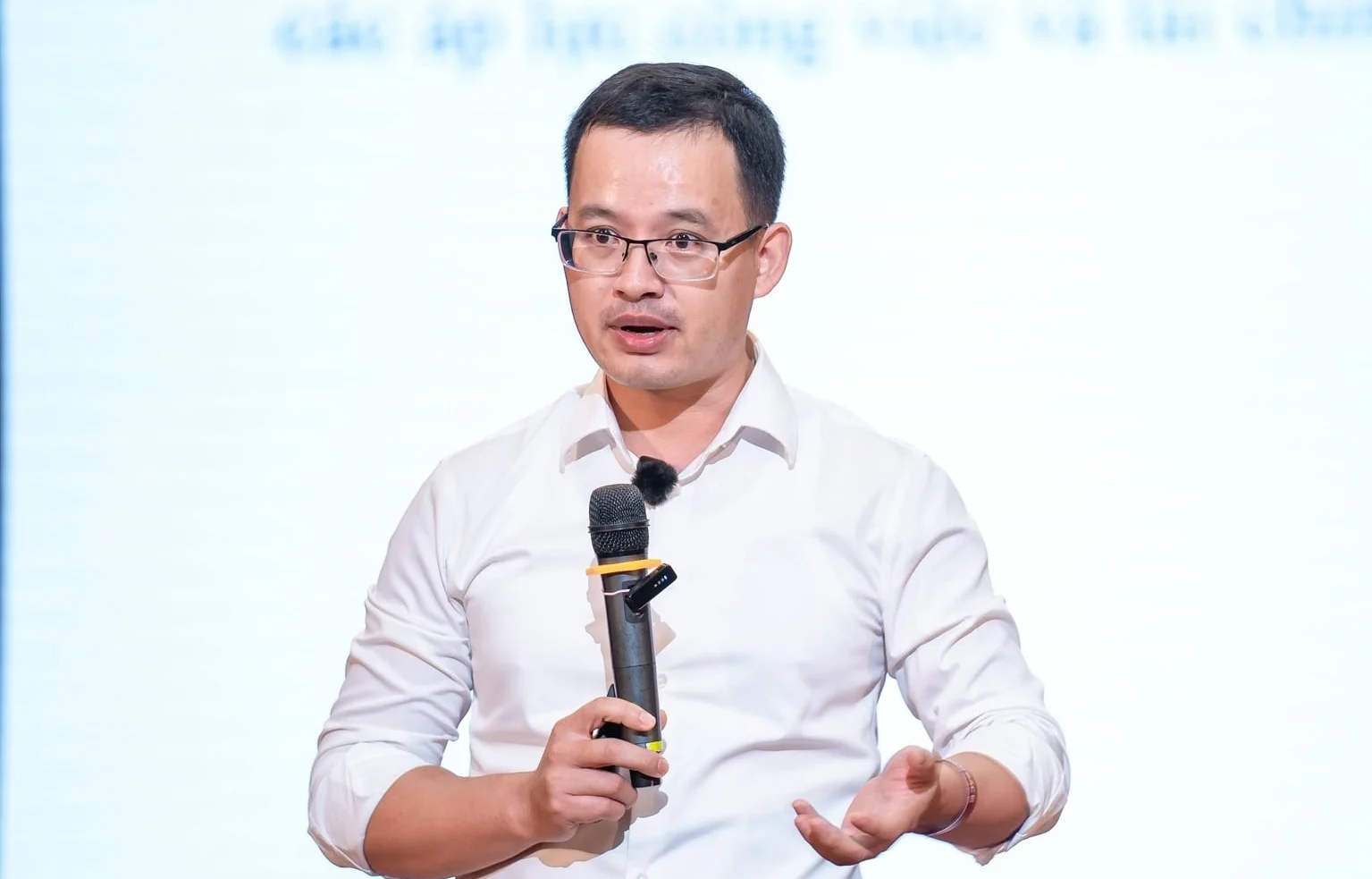 Hơn 4/10 người lao động căng thẳng vì công việc: Doanh nghiệp phải thay đổi gì trong kỷ nguyên AI?