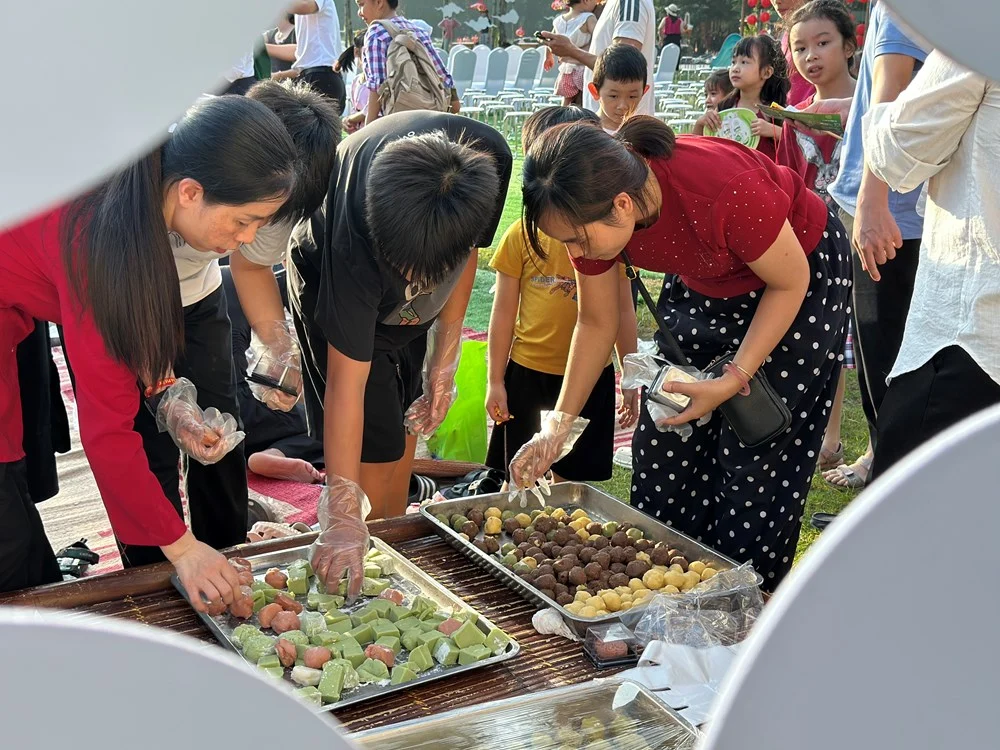 Trẻ em nặn bánh và làm đèn ông sao Trung thu tại nhà