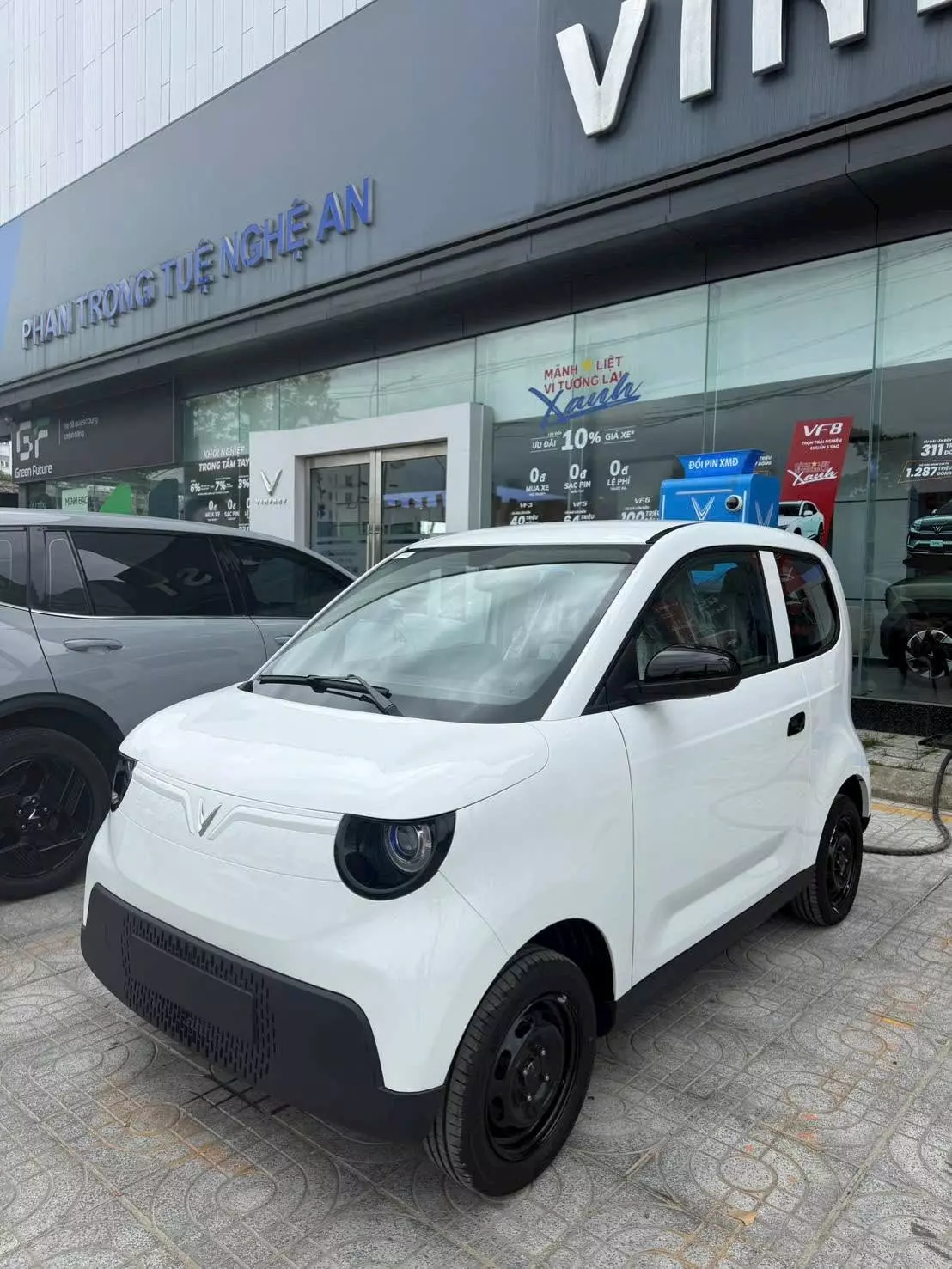 Mua ô tô điện mini dưới 200 triệu hay giữ xe máy?