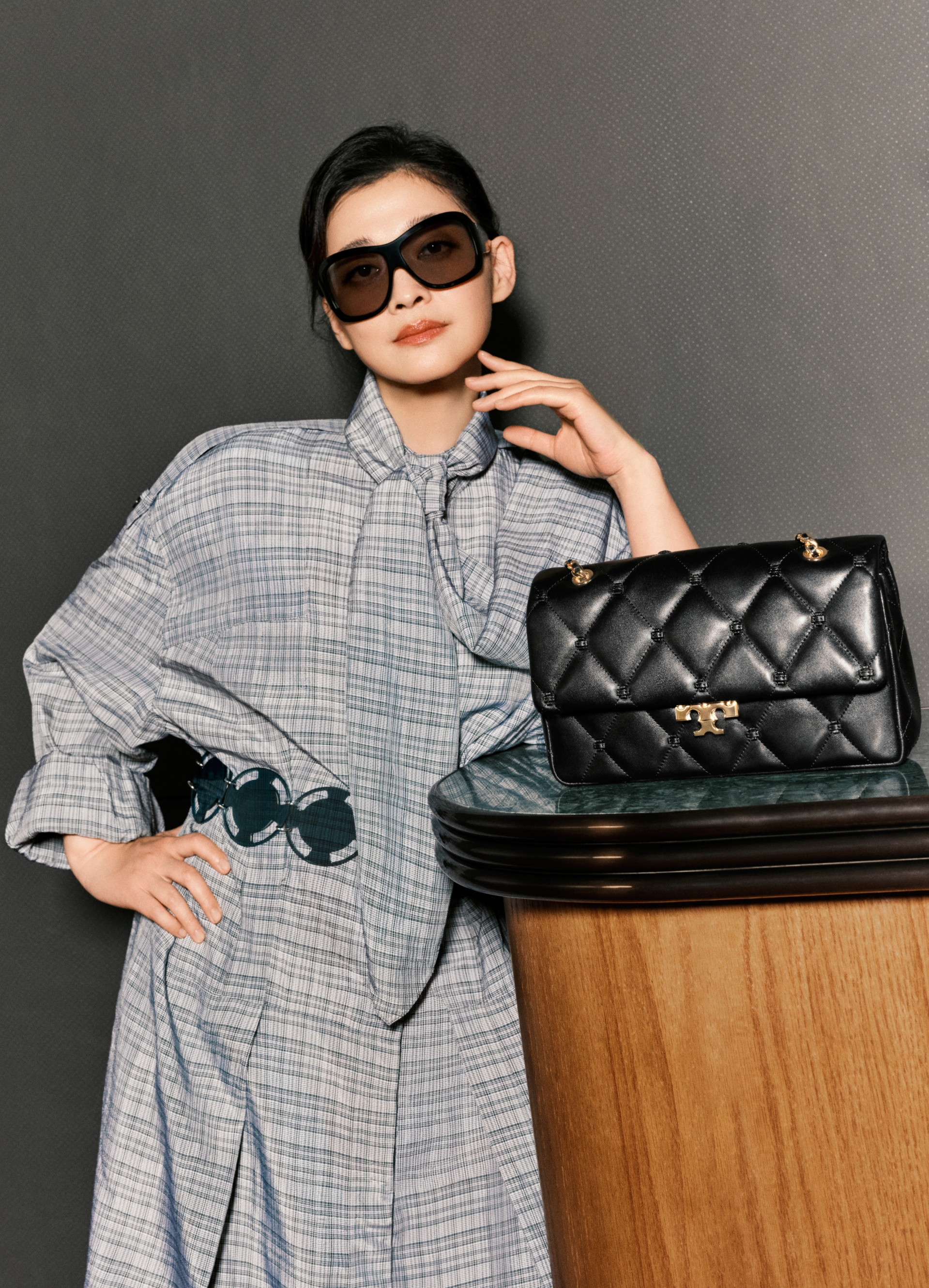 Tory Burch Bunny Knot: Từ ký ức Antigua đến chuẩn mực thủ công xa xỉ