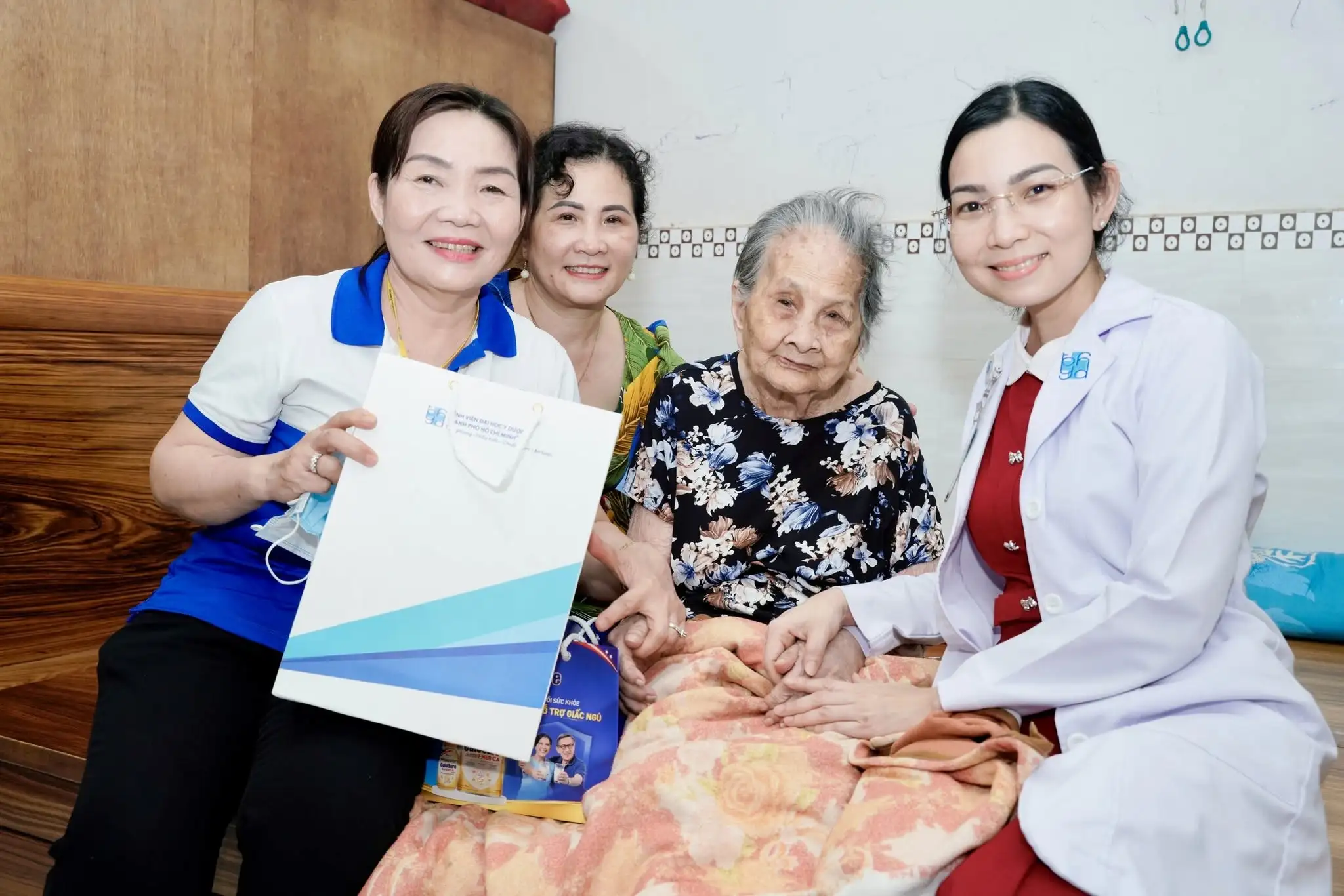 Chăm sóc sức khỏe người cao tuổi: từ điều trị đến phòng ngừa toàn diện