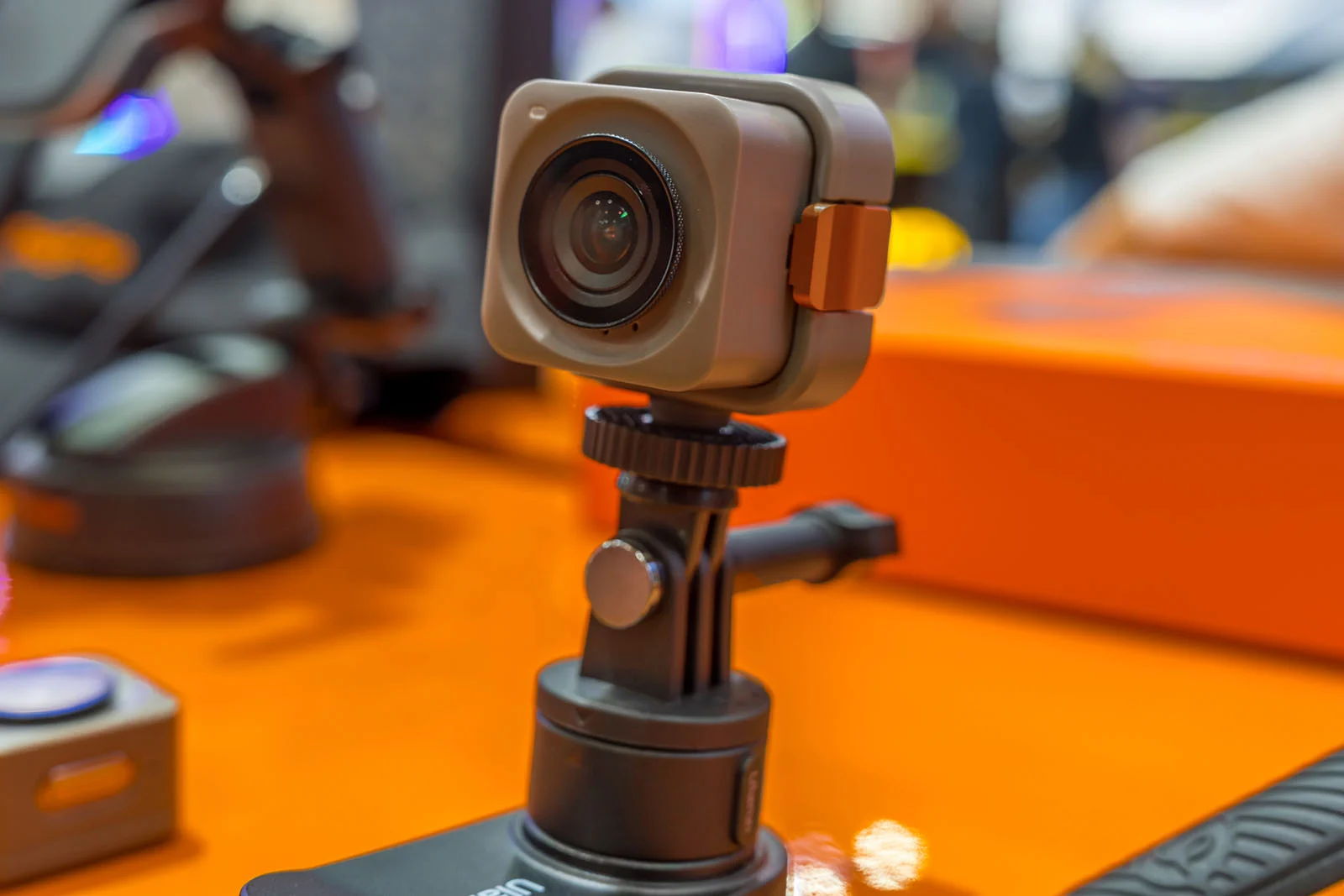 RugOne Xsnap 7 Pro: điện thoại rugged bền kiêm camera hành động tách rời