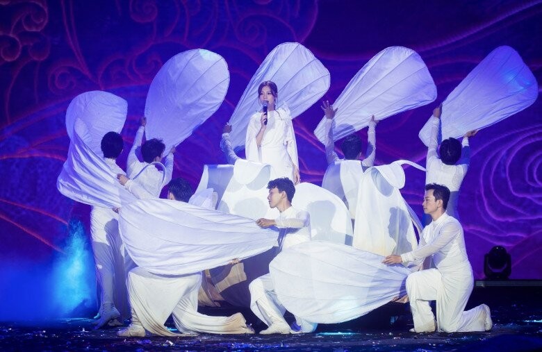 Symphony In Moonlight: 9 giọng ca và bản giao hưởng chữa lành dưới trăng