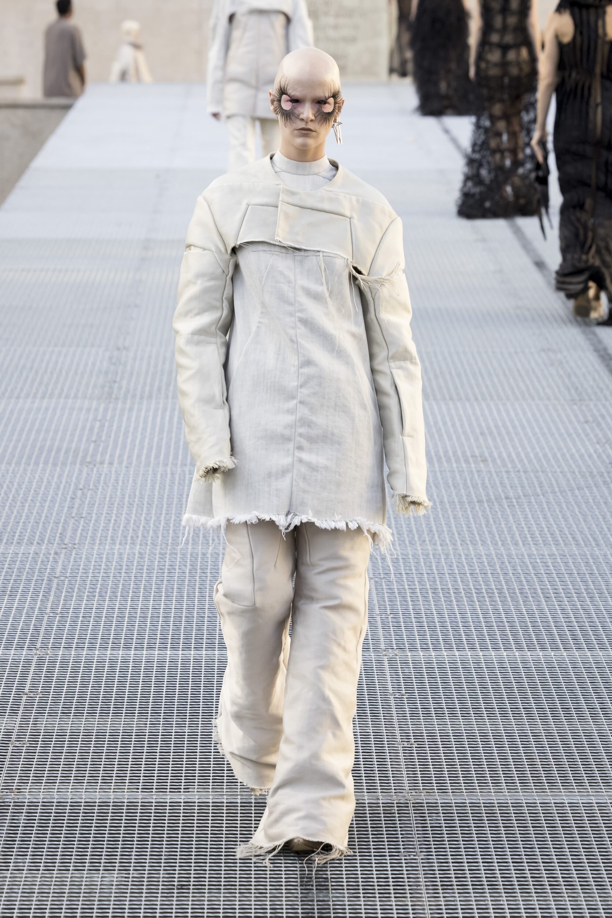 Daripada Minimalisme Skulptural ke Tailoring Sensual: Dua Falsafah Baharu Musim Semi Mewah