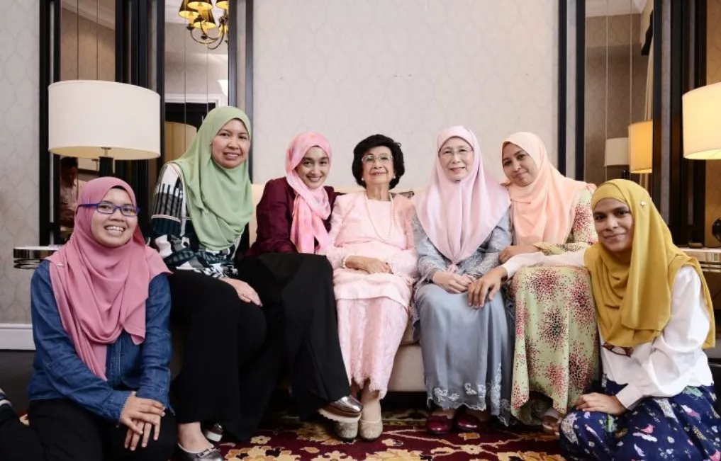 Disiplin Tanpa Rotan & Komunikasi Kuat: Prinsip Didikan Tun Siti Hasmah