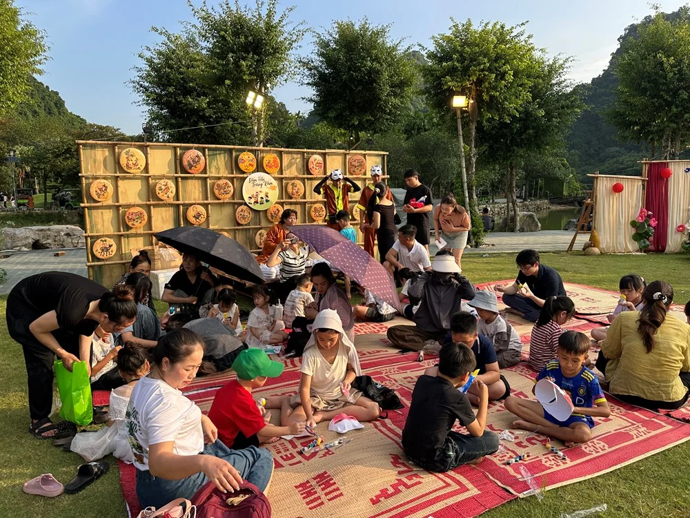 Trẻ em nặn bánh, làm đèn ông sao Trung thu ở Ninh Bình