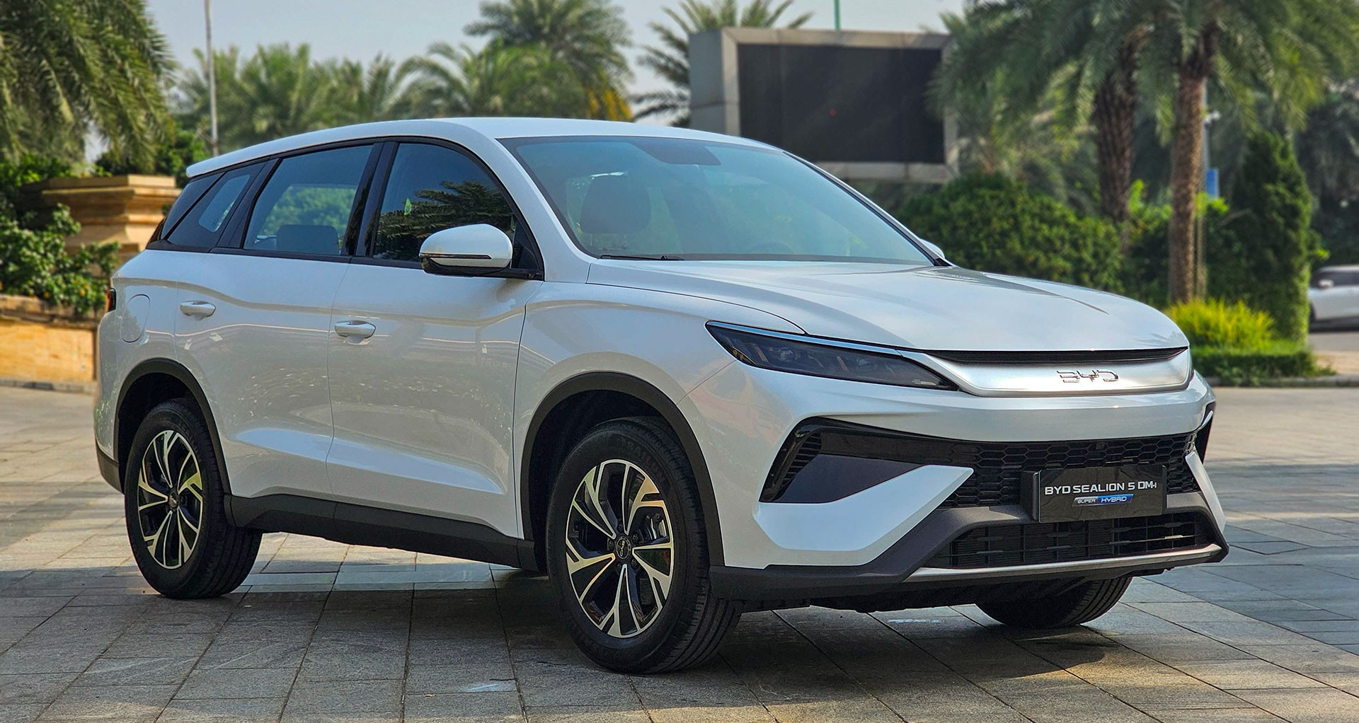 BYD Sealion 5 PHEV hay Jaecoo J5 BEV: chọn xe nào trong tầm 600 triệu?