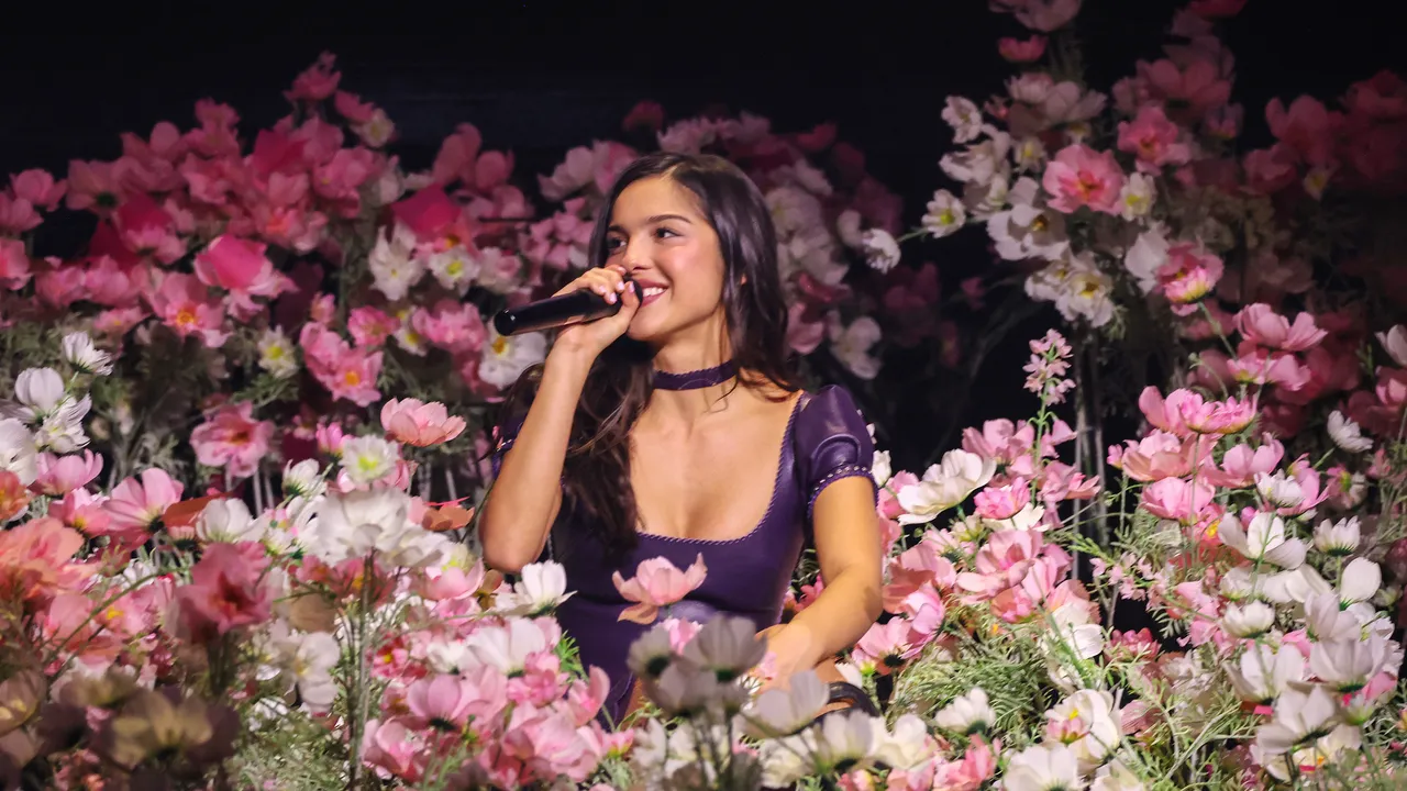 Phong Cách Unraveled: Khi Olivia Rodrigo Biến Trang Phục Thành Câu Chuyện Sân Khấu