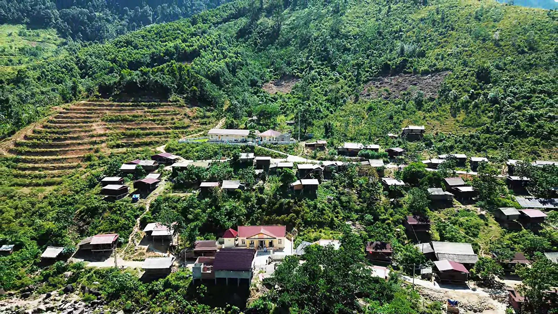 Những giáo viên vùng cao vượt suối, băng rừng để giữ học trò bản xa