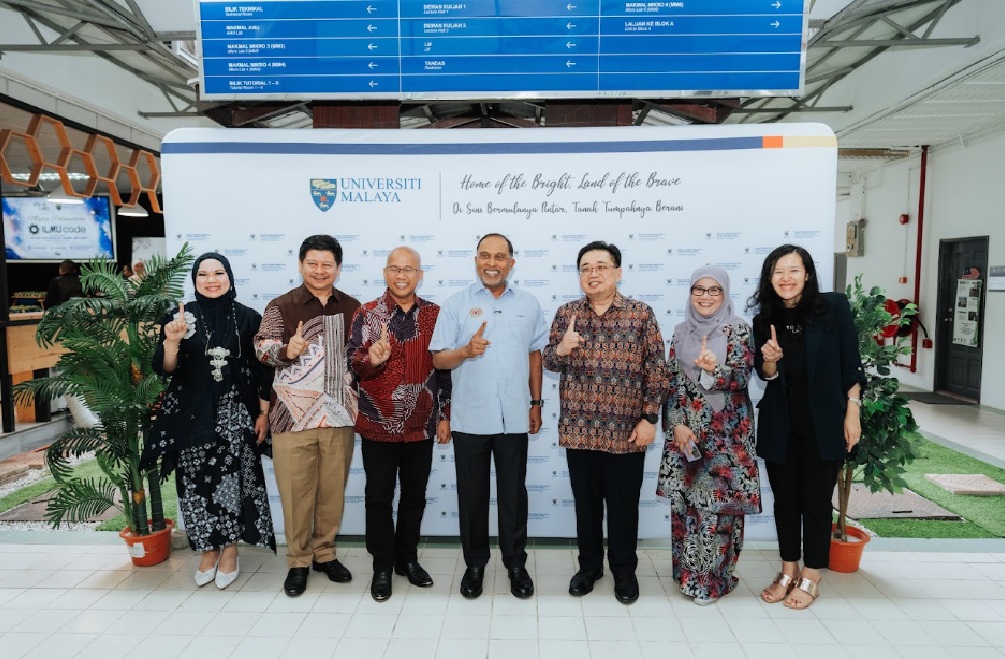 ILMUcode: Platform Pengekodan AI Lokal yang Mengubah Akses Teknologi