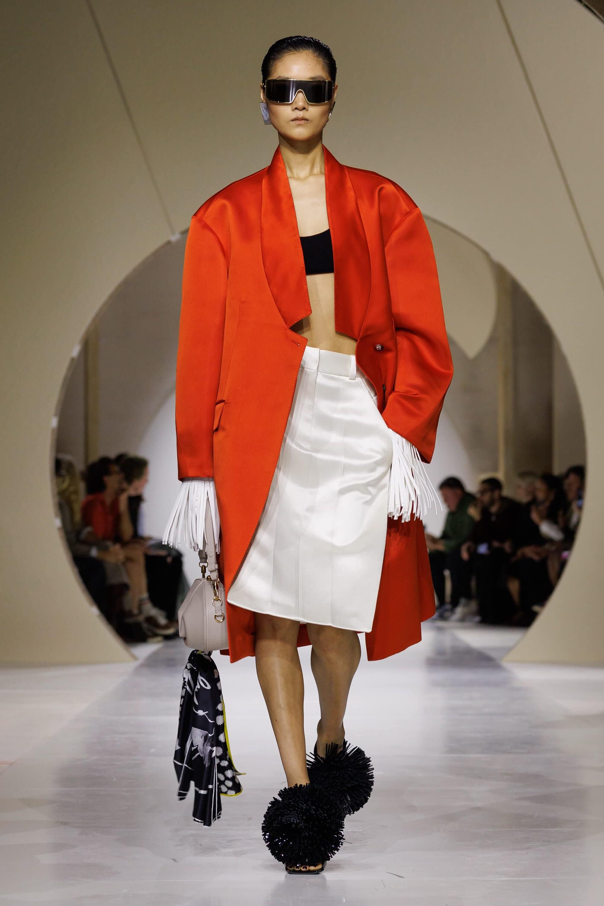 Lima Desainer Haute Couture Tafsirkan Musim Semi Secara Berbeza